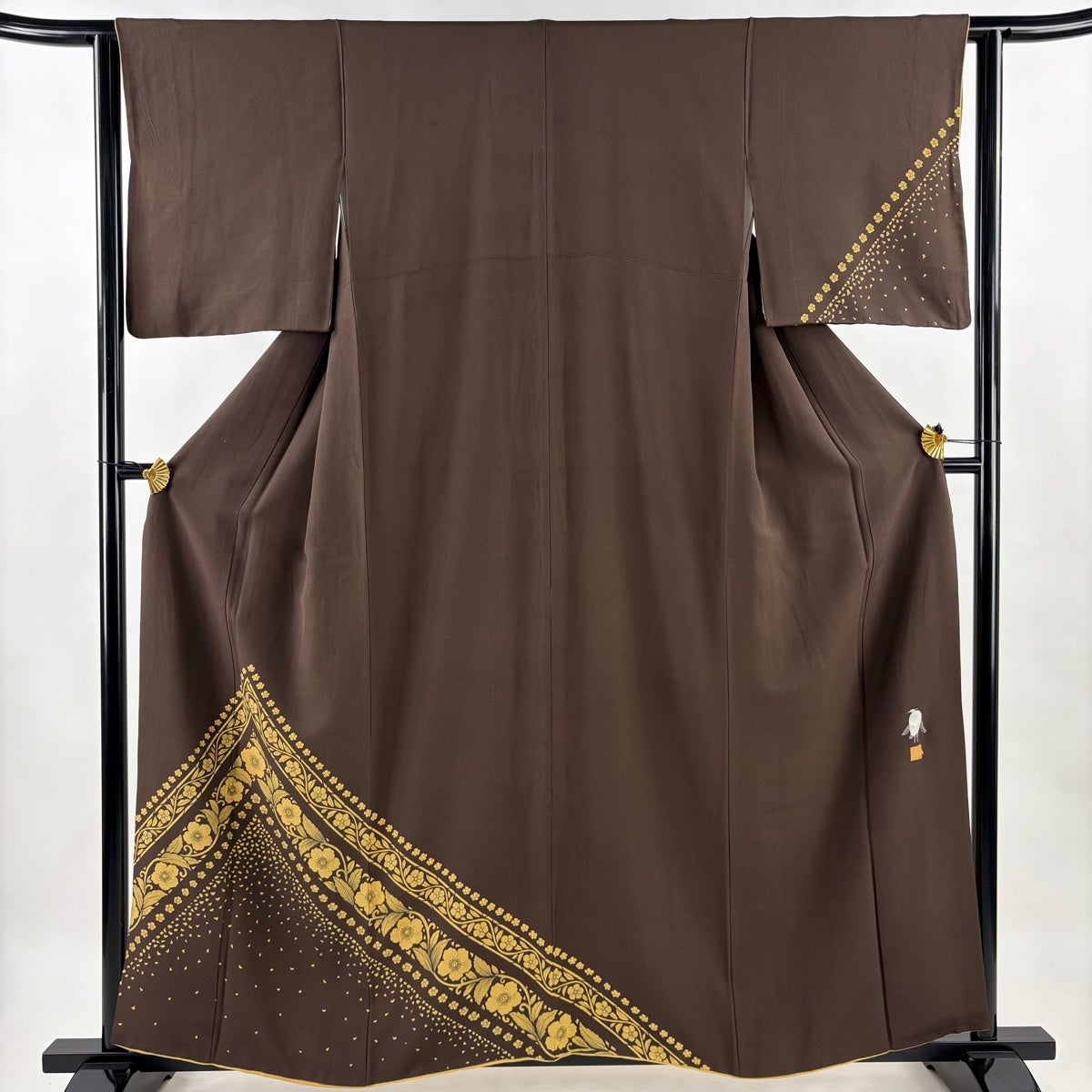 開き名古屋帯 栗山吉三郎 落款あり 縮緬 正絹　380cm 開き名古屋帯 逸品 栗山吉三郎 落款あり 椿 花唐草 縮緬 赤茶 正絹