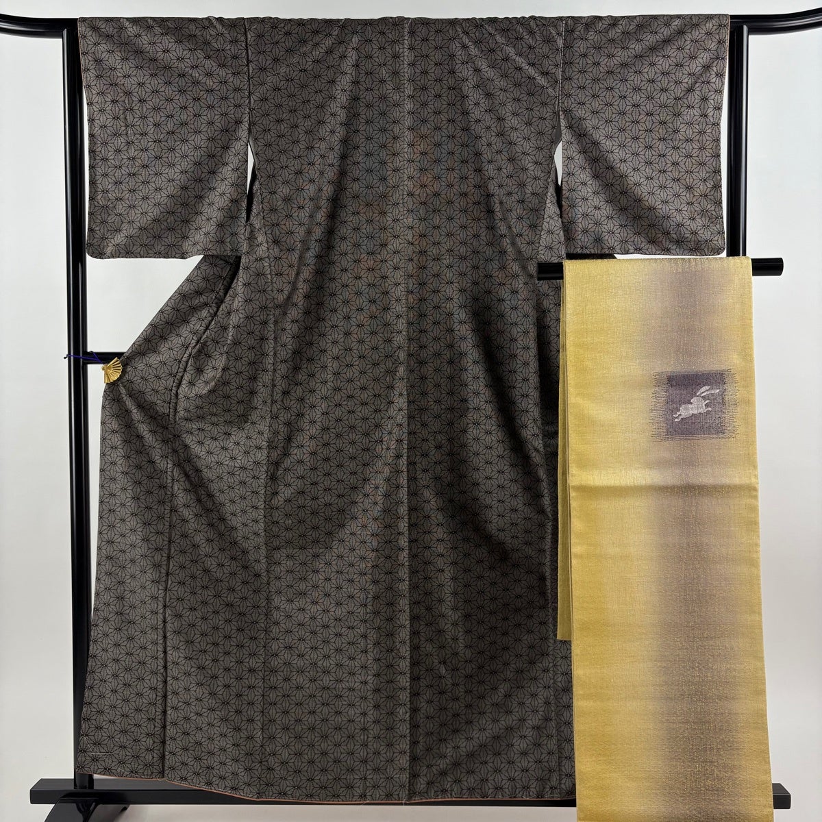 紬 身丈161cm 裄丈64cm M 袷 麻の葉 幾何学 黒灰 正絹 優品｜中古