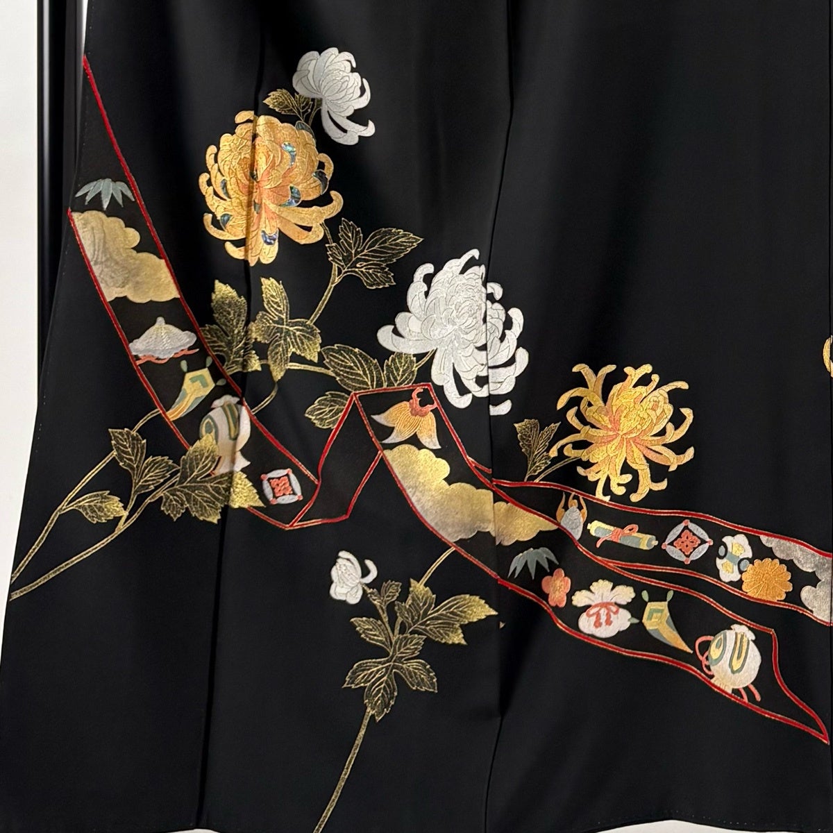 黒留袖 雪輪に宝尽くし 松竹梅 金彩 金駒刺繍 KK-1807 黒留袖 身丈162.5cm 裄丈71cm L 袷 落款あり 菊 宝尽くし 金銀彩 螺鈿