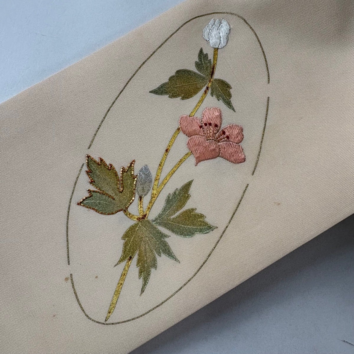 絹 名古屋帯 六通　シルバー箔　正装用にも　夏帯 草花柄ベージュ 銀糸刺繍 名古屋帯 秀品 草花 金糸 金銀彩 ベージュ 正絹｜中古・古着