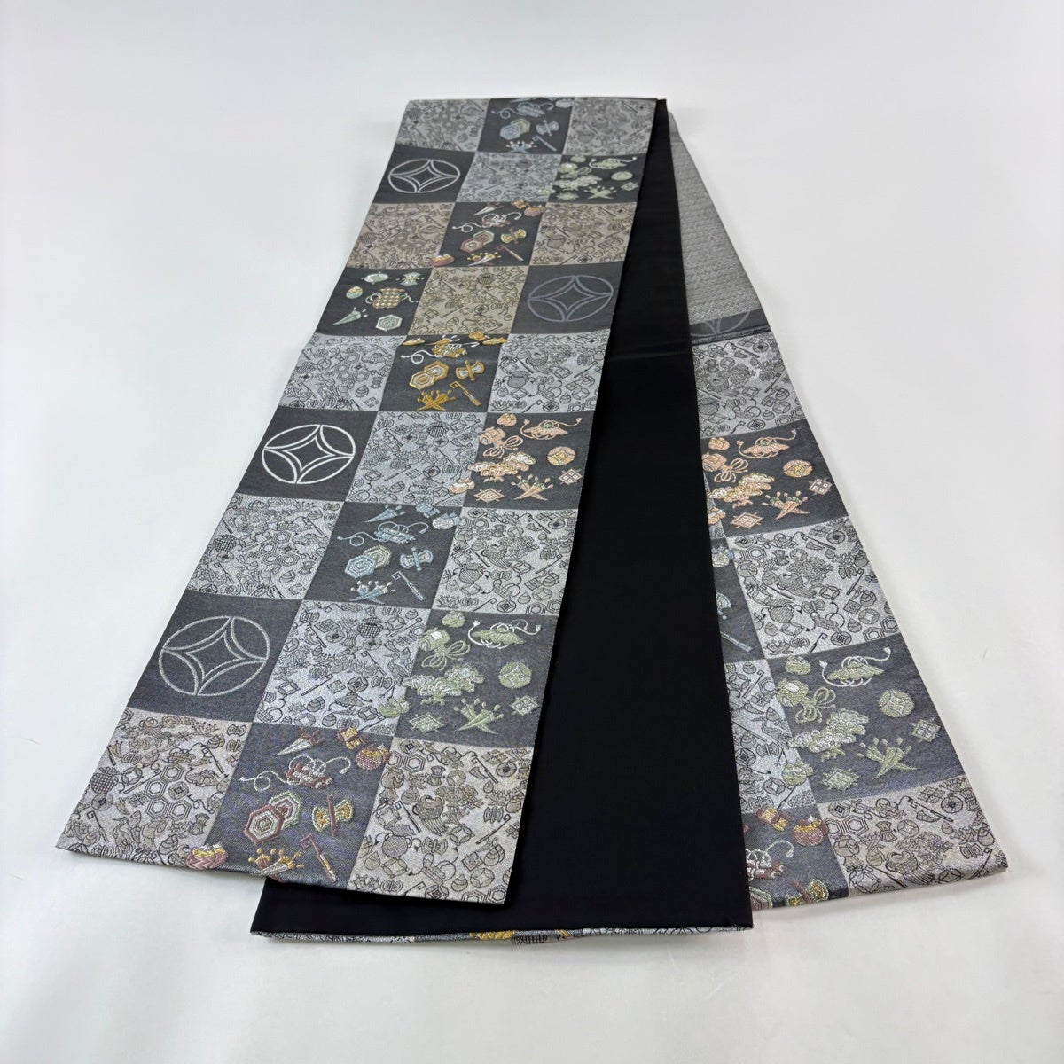 袋帯 秀品 宝尽くし 市松 金銀糸 箔 銀色 六通 正絹｜中古・古着