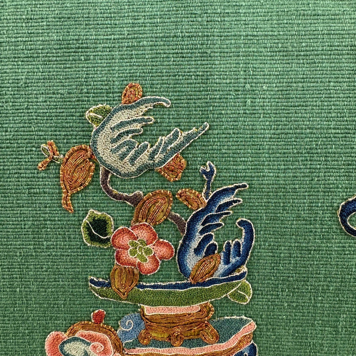 名古屋帯 秀品 紬地 八寸名古屋帯 枝花 器物 刺繍 金糸 緑 正絹｜中古