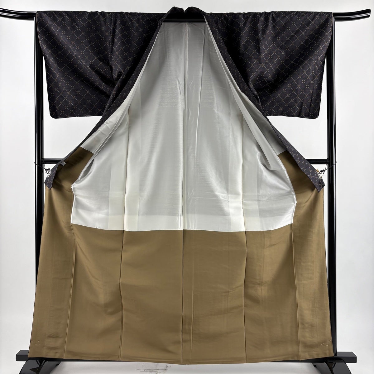 美品】 紬 身丈163.5cm 裄丈65cm M 袷 バチ衿 証紙あり 斜め格子