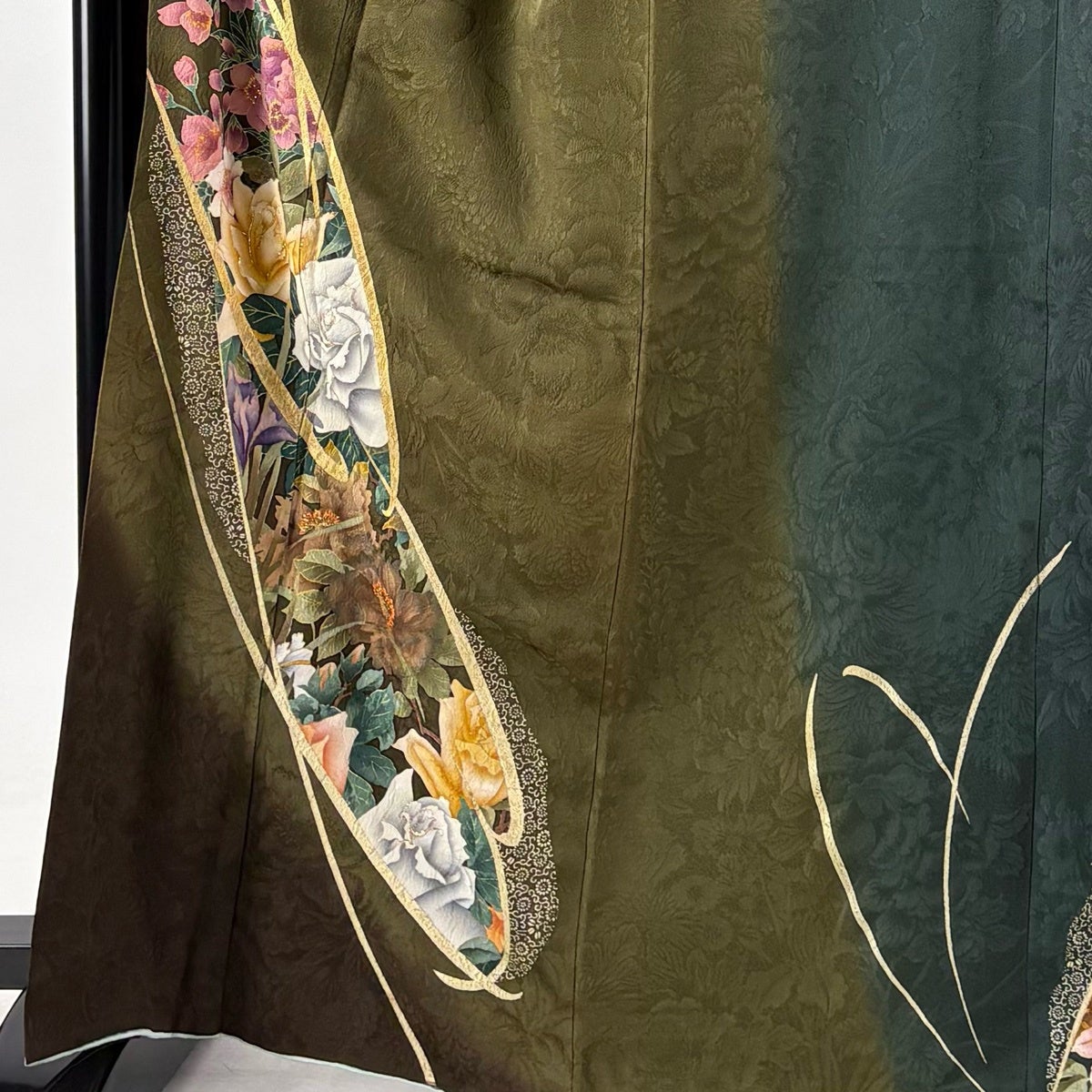 振袖 身丈164.5cm 裄丈65cm M 袷 草花 箔 金彩 茶緑色 正絹 秀品｜中古