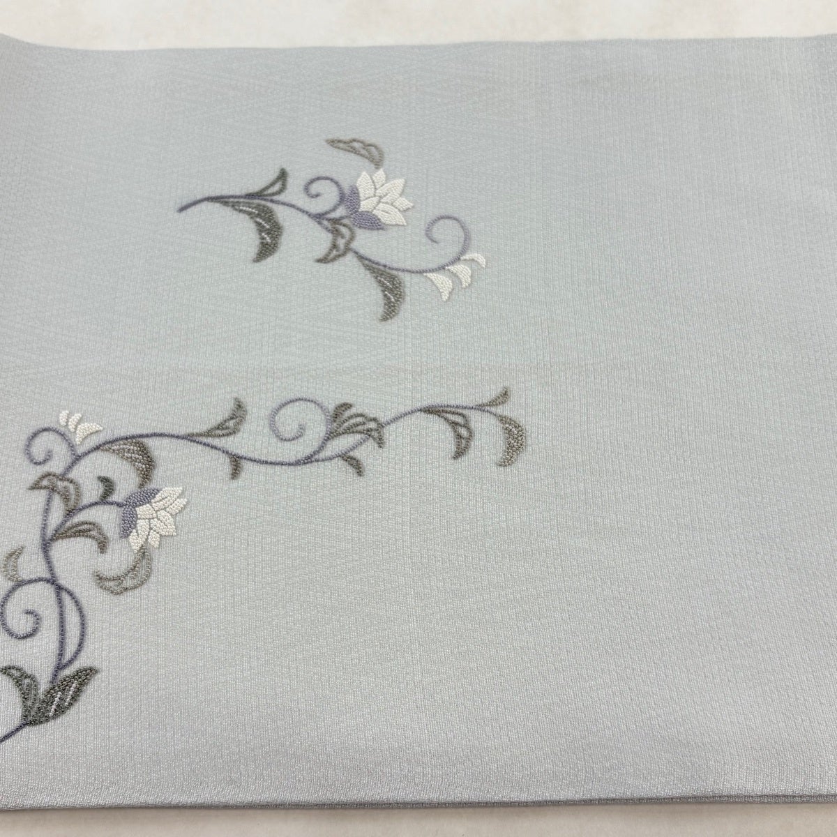 美品】 袋帯 逸品 蒋雪英 落款あり 花唐草 相良刺繍 青灰色 お太鼓柄