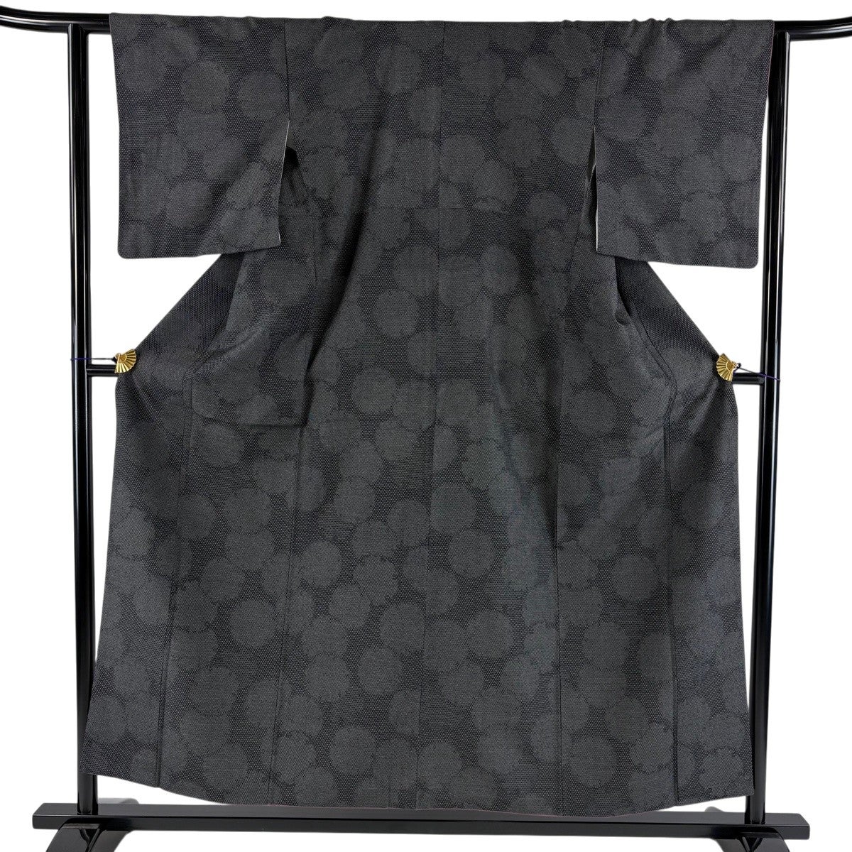 新古品！単衣＊生紬＊大胆唐草＊黒に近い焦げ茶色＊亀甲絣＊着物＊１６５ｃｍ＊裄６６ 在庫一掃】 【美品】 紬 身丈155cm 裄丈62.5cm S 袷 草花 亀甲絣 濃紺