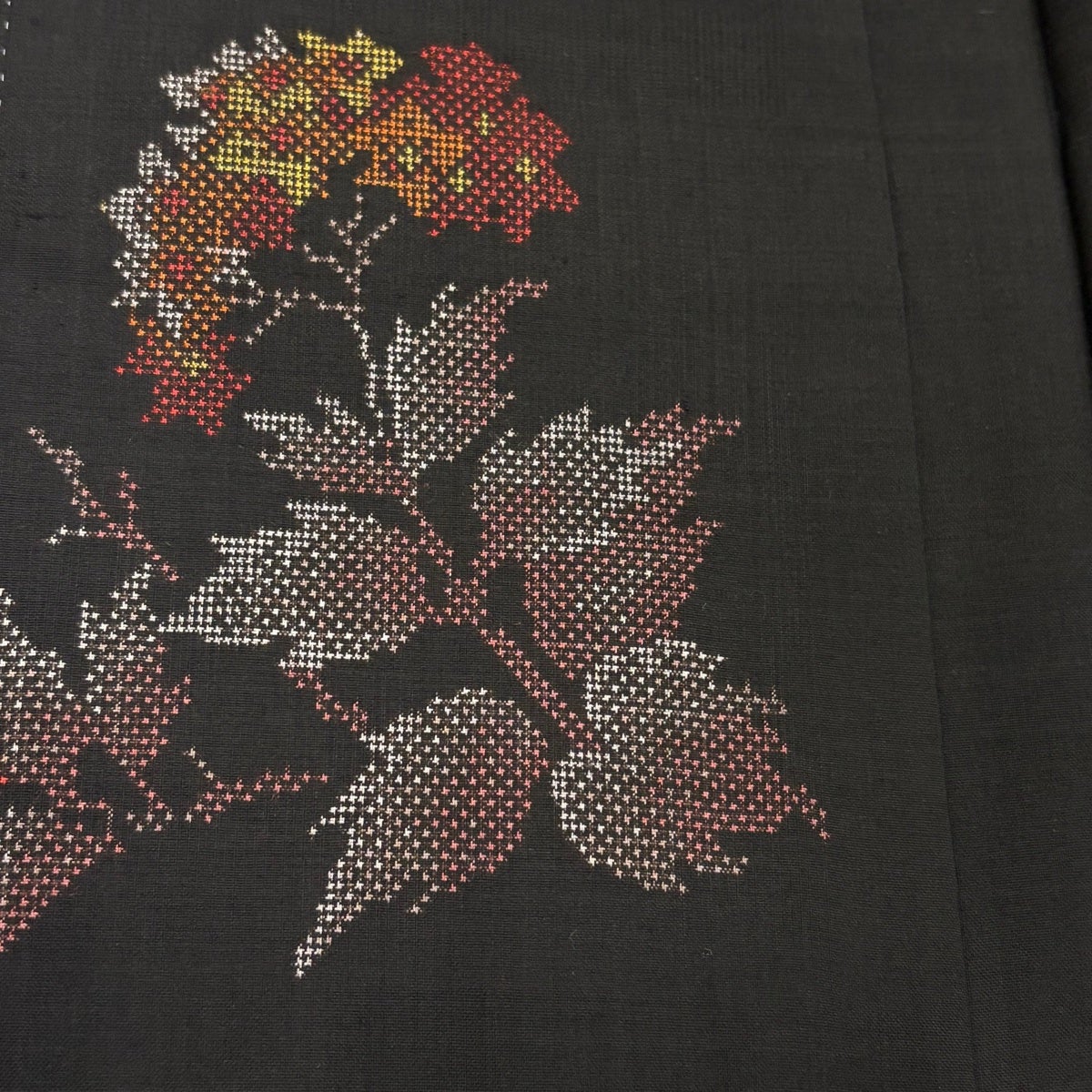 美品】 紬 身丈159cm 裄丈64cm M 袷 草花 墨色 正絹 秀品｜中古・古着