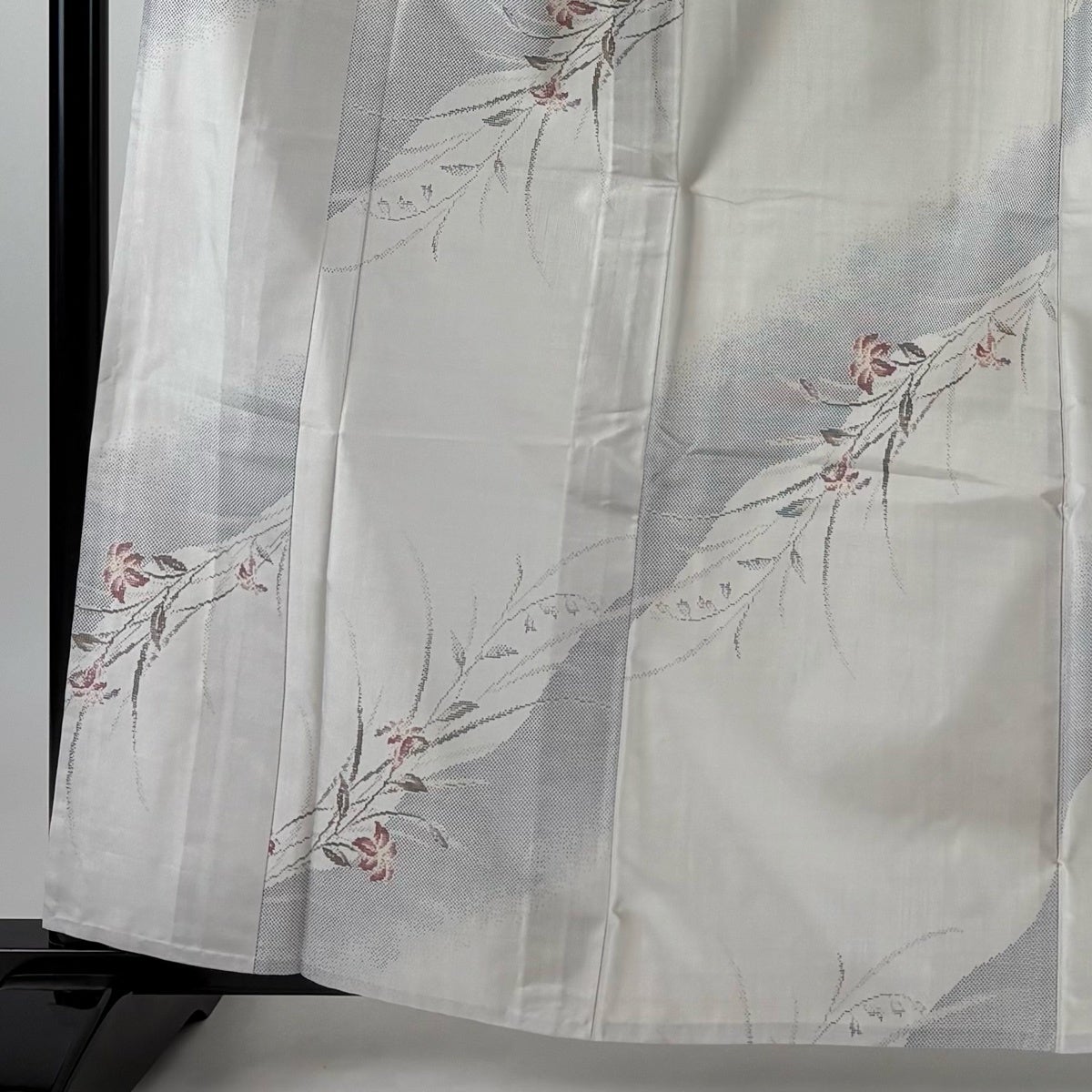 美品】 紬 身丈162cm 裄丈64cm M 単衣 草花 灰白 正絹 秀品｜中古