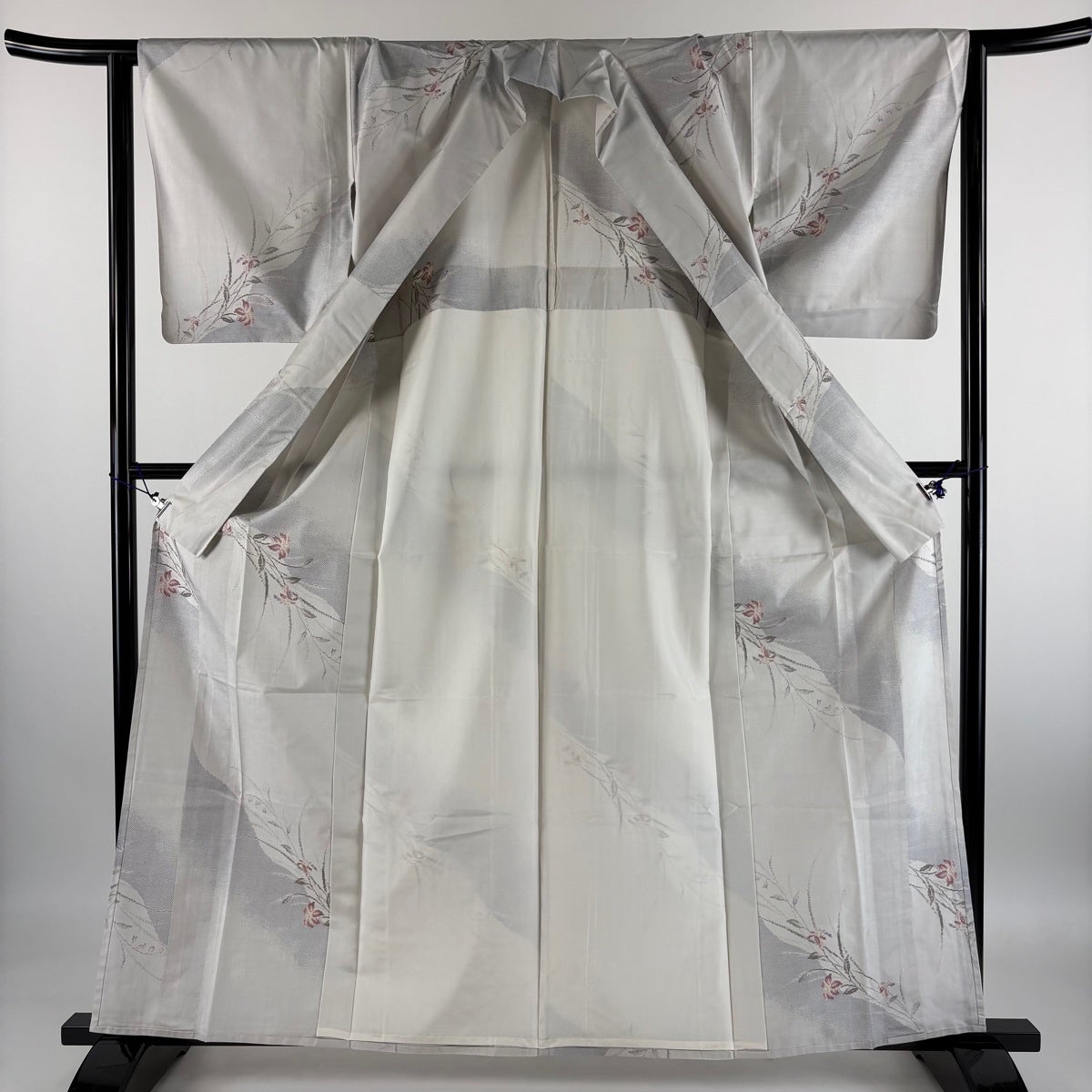 美品】 紬 身丈162cm 裄丈64cm M 単衣 草花 灰白 正絹 秀品｜中古