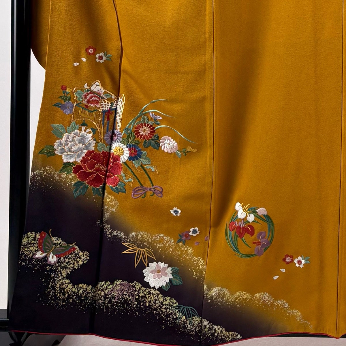振袖 身丈159.5cm 裄丈65cm M 袷 牡丹 御所車 刺繍 金糸 山吹茶色 正絹