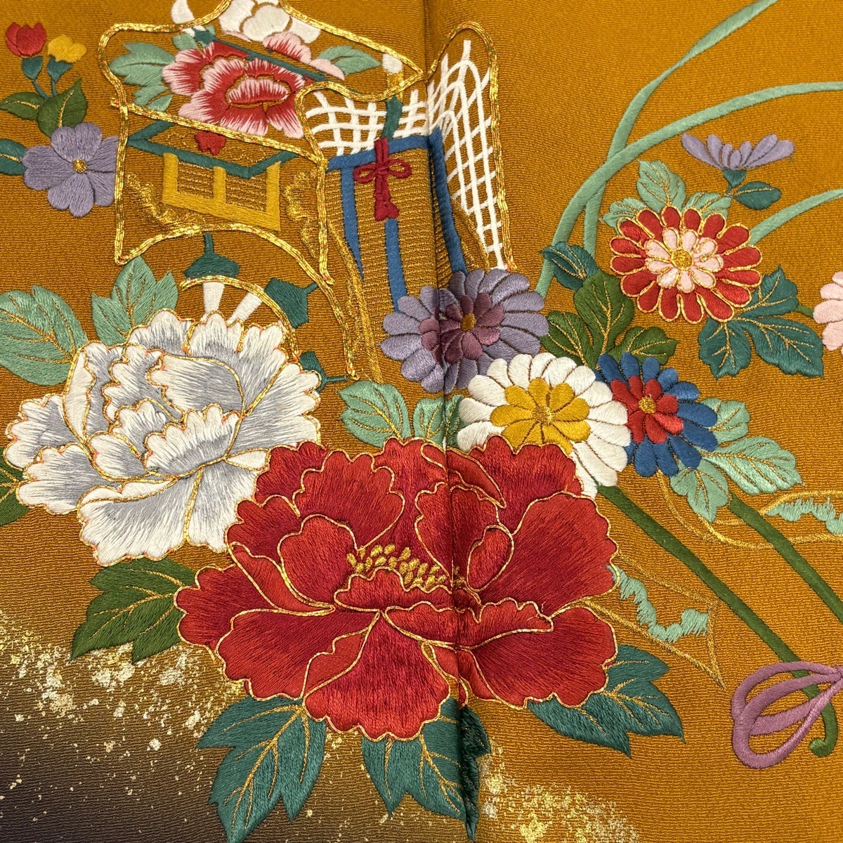 振袖 身丈159.5cm 裄丈65cm M 袷 牡丹 御所車 刺繍 金糸 山吹茶色 正絹