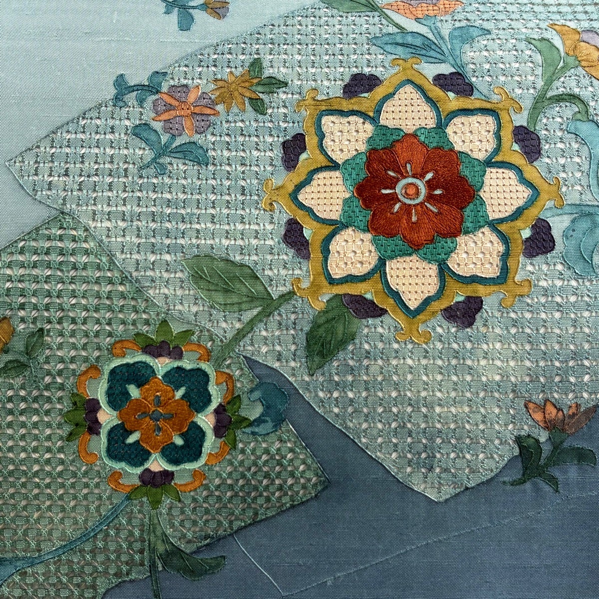美品】 袋帯 秀品 紬地 華文 草花 汕頭刺繍 水色 お太鼓柄 正絹｜中古
