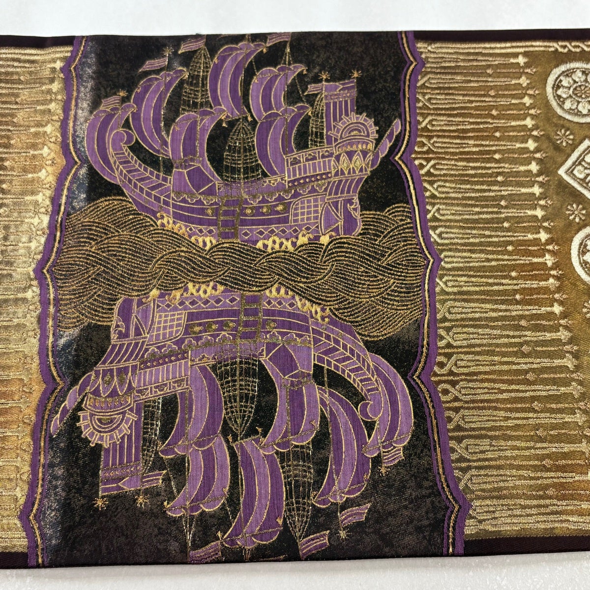 【締め跡あり】袋帯 刺繍　エジプト　光沢紫色　お太鼓柄 袋帯 逸品 帝王紫 落款あり 関西仕立て 船 波 金糸 箔 金色 お太鼓柄