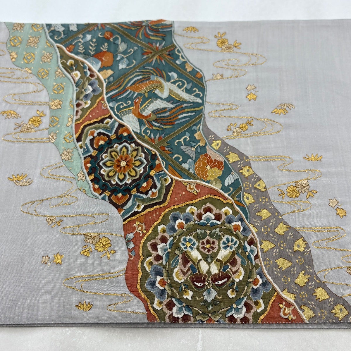 袋帯 美品 逸品 華文 明綴れ 金糸 灰白 お太鼓柄 正絹 美品】 袋帯 逸品 華文 鳥 金糸 灰色 お太鼓柄 正絹｜中古・古着