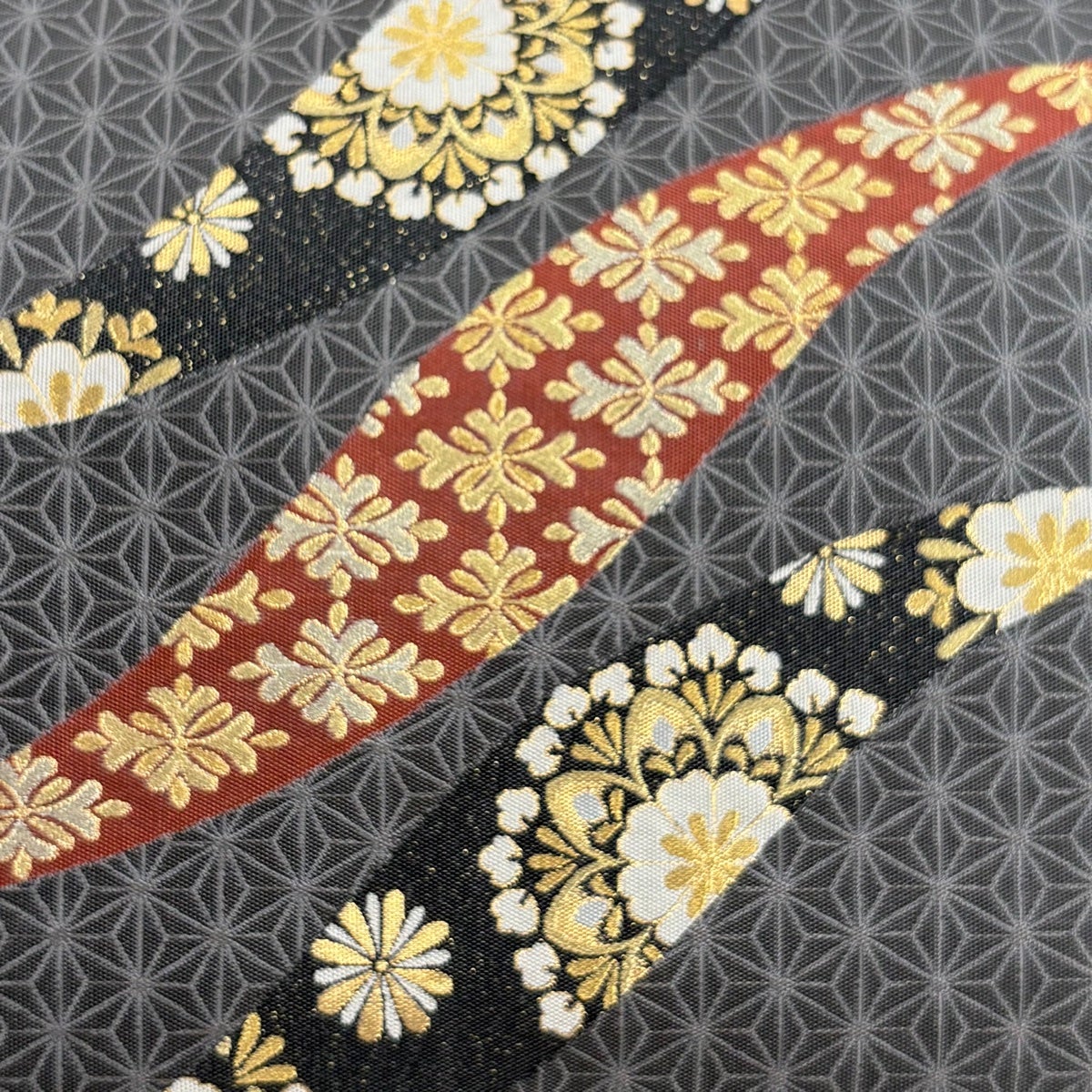 袋帯 秀品 となみ織物 証紙あり 華文 麻の葉 金糸 箔 黒灰 六通 正絹