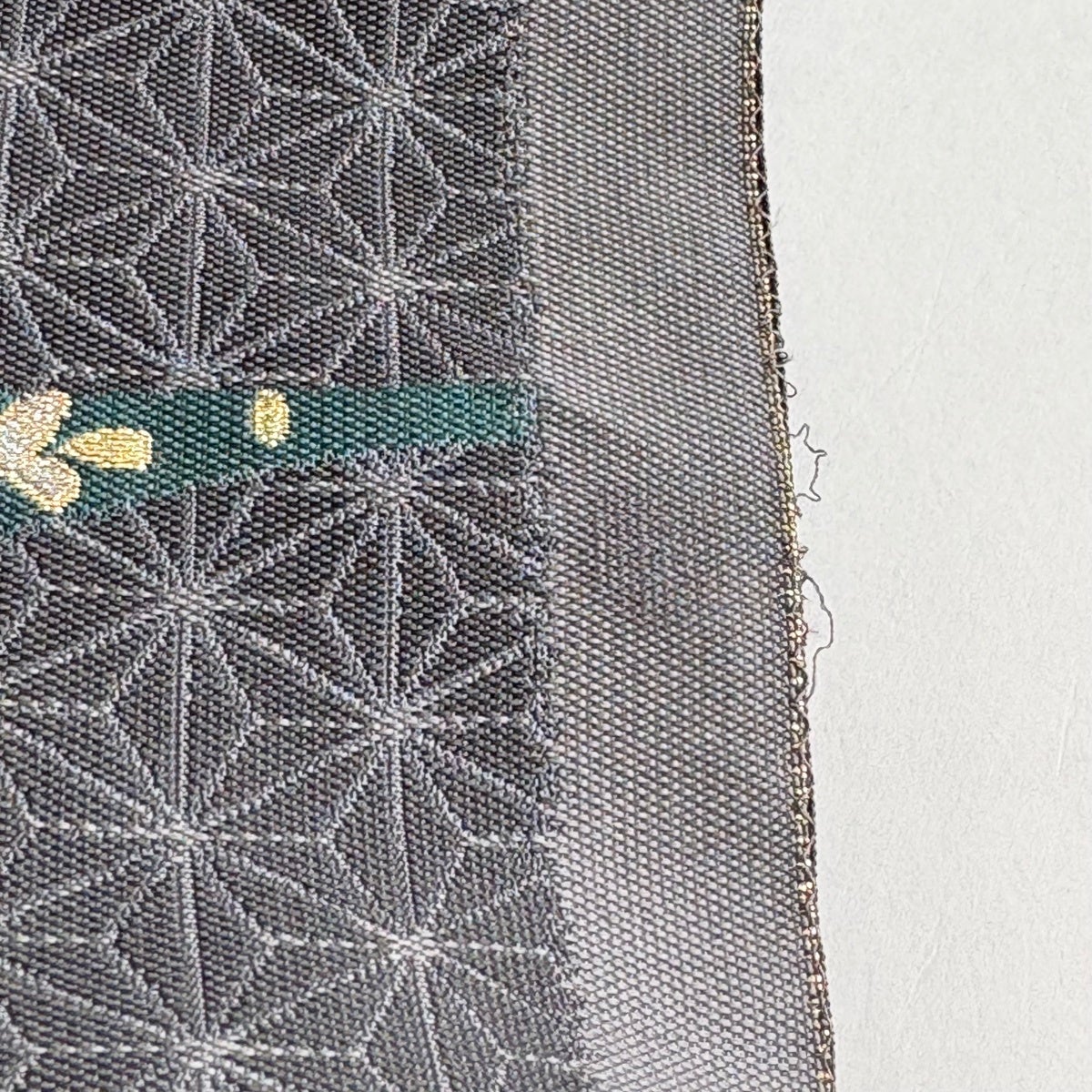 袋帯 秀品 となみ織物 証紙あり 華文 麻の葉 金糸 箔 黒灰 六通 正絹