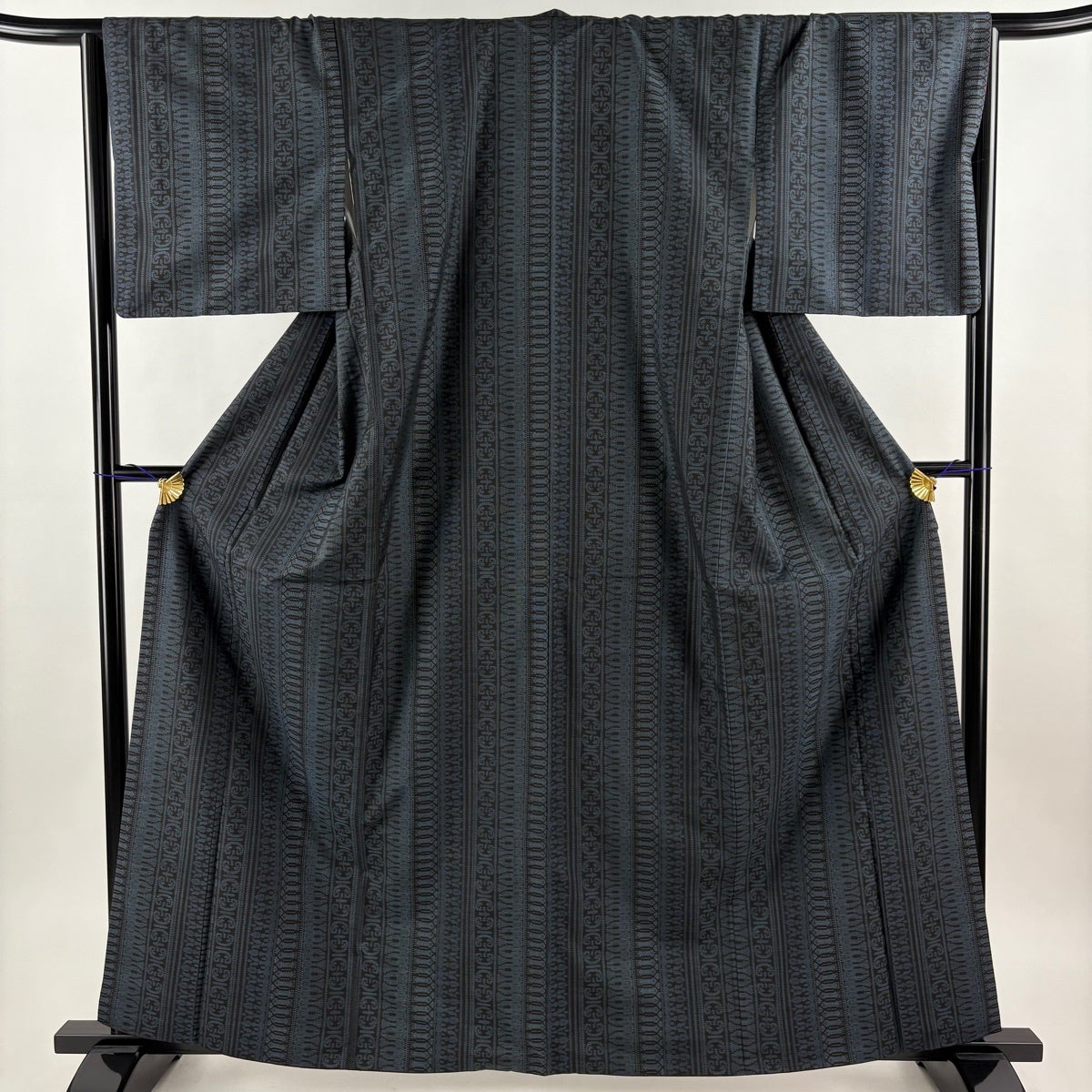 紬 身丈163cm 裄丈66cm M 袷 菊 花丸文 焦茶色 正絹 名品｜中古・古着