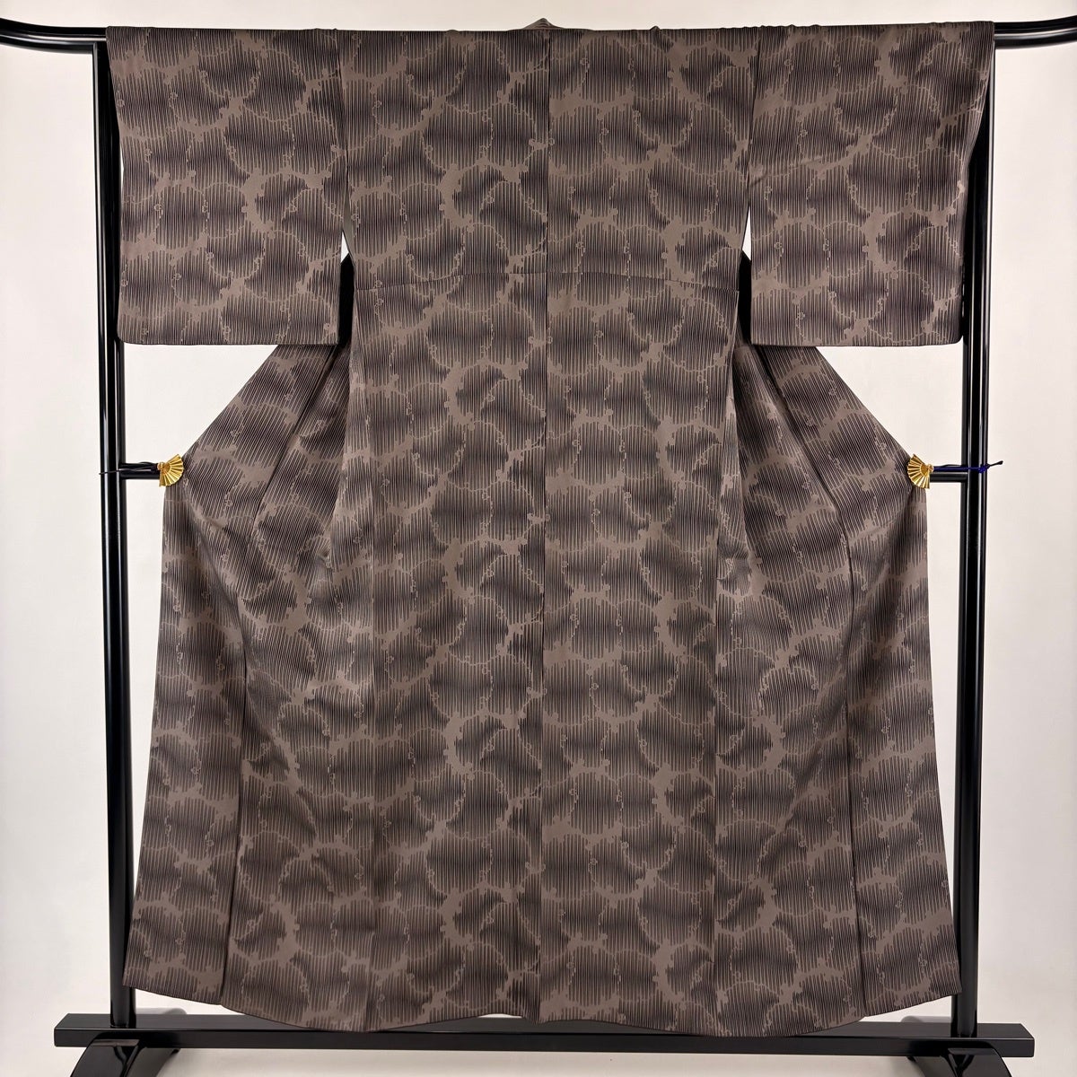 紬 身丈158.5cm 裄丈64.5cm M 袷 唐草 縦縞 ベージュ 正絹 秀品｜中古