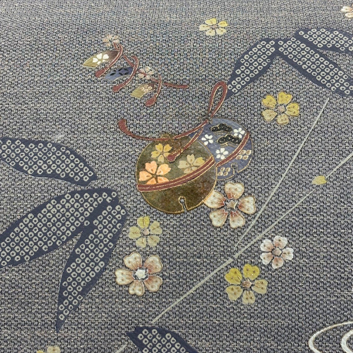 高級 袋帯 正絹 お太鼓柄 グレー 鈴 ガード加工済み 妙音 訪問着 色無地 袋帯 秀品 鈴 花 金彩 箔 灰色 お太鼓柄 正絹｜中古・古着・リサイクル