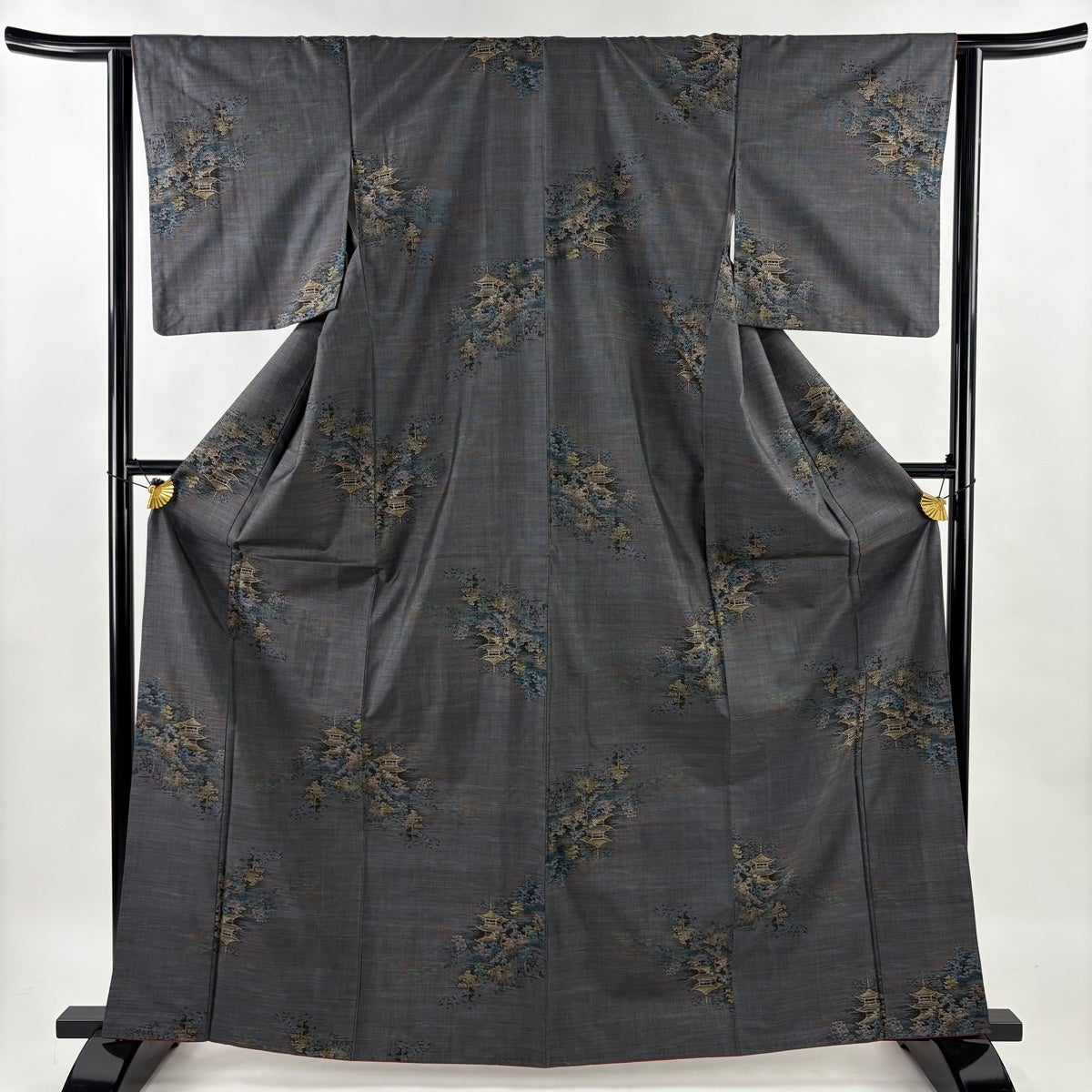 美品】 紬 身丈160cm 裄丈62.5cm S 袷 白鷹山ぜんまい糸 縞 幾何学模様 美品】 紬 身丈160cm 裄丈62.5cm S 袷 白鷹山ぜんまい糸 縞 幾何学模様