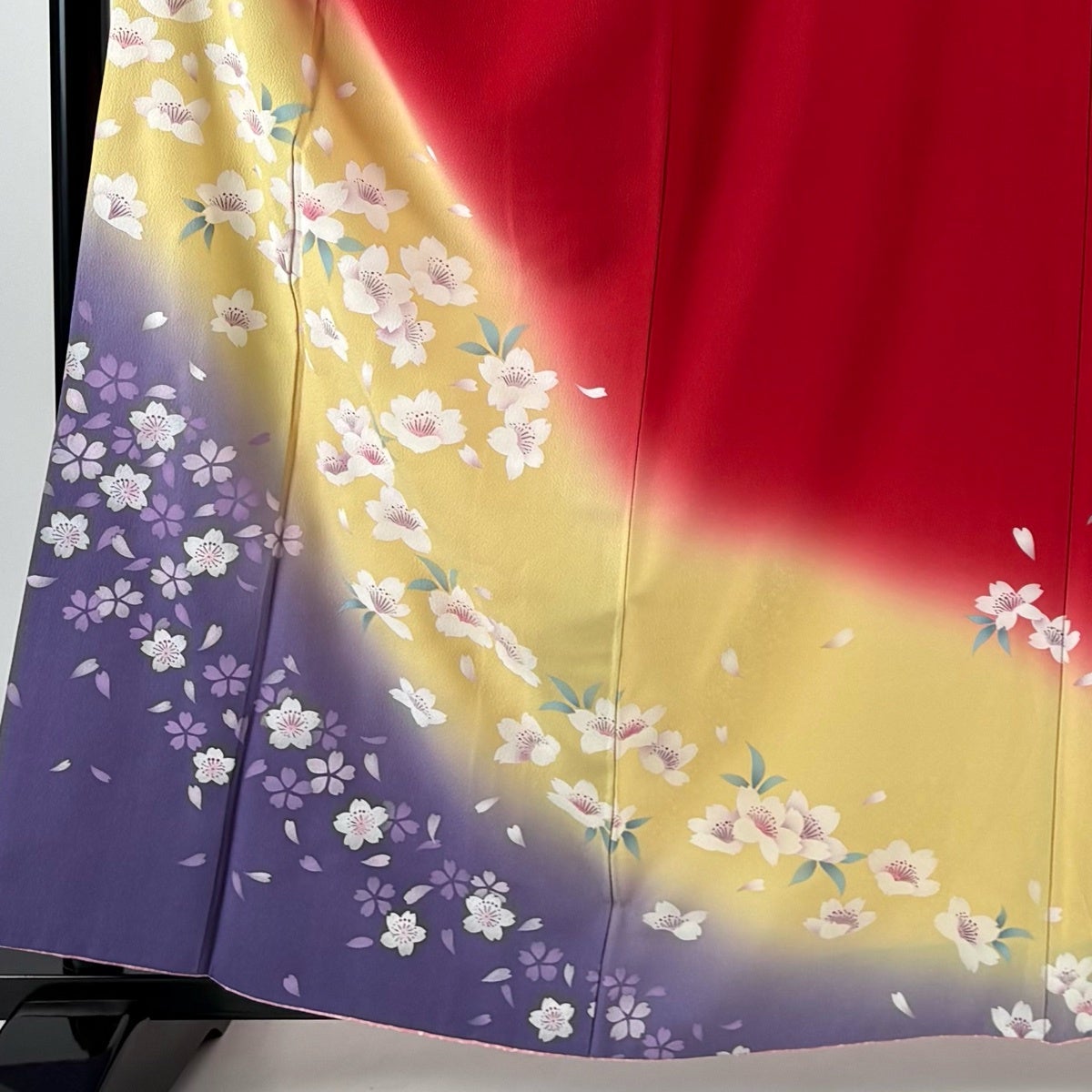 振袖　作家もの　枝垂れ桜　花びら　身丈161　裄68　正絹　着物　032tz 振袖 身丈161.5cm 裄丈66cm M 袷 桜 花びら 染め分け ぼかし 赤 正絹