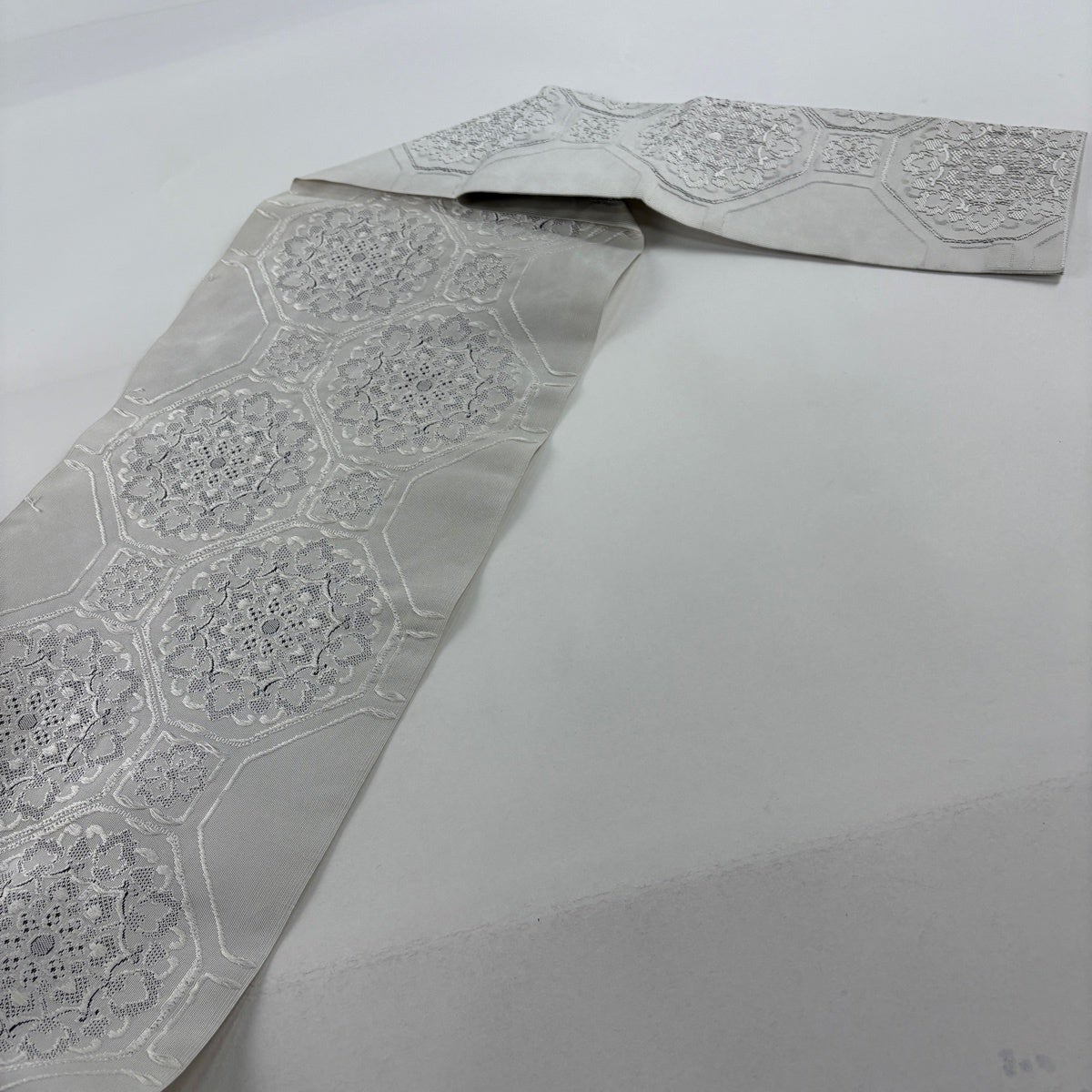 【美品】正絹 八寸名古屋帯 松葉仕立て 華文 蜀江文 金銀糸 セミフォーマル 名古屋帯 秀品 八寸名古屋帯 松葉仕立て 蜀江華文 灰色 正絹｜中古