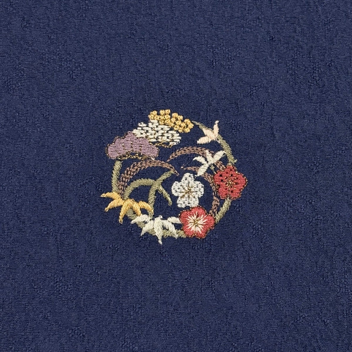 美品】 小紋 身丈162.5cm 裄丈65.5cm M 袷 桧扇 松竹梅 刺繍 金糸 紺色