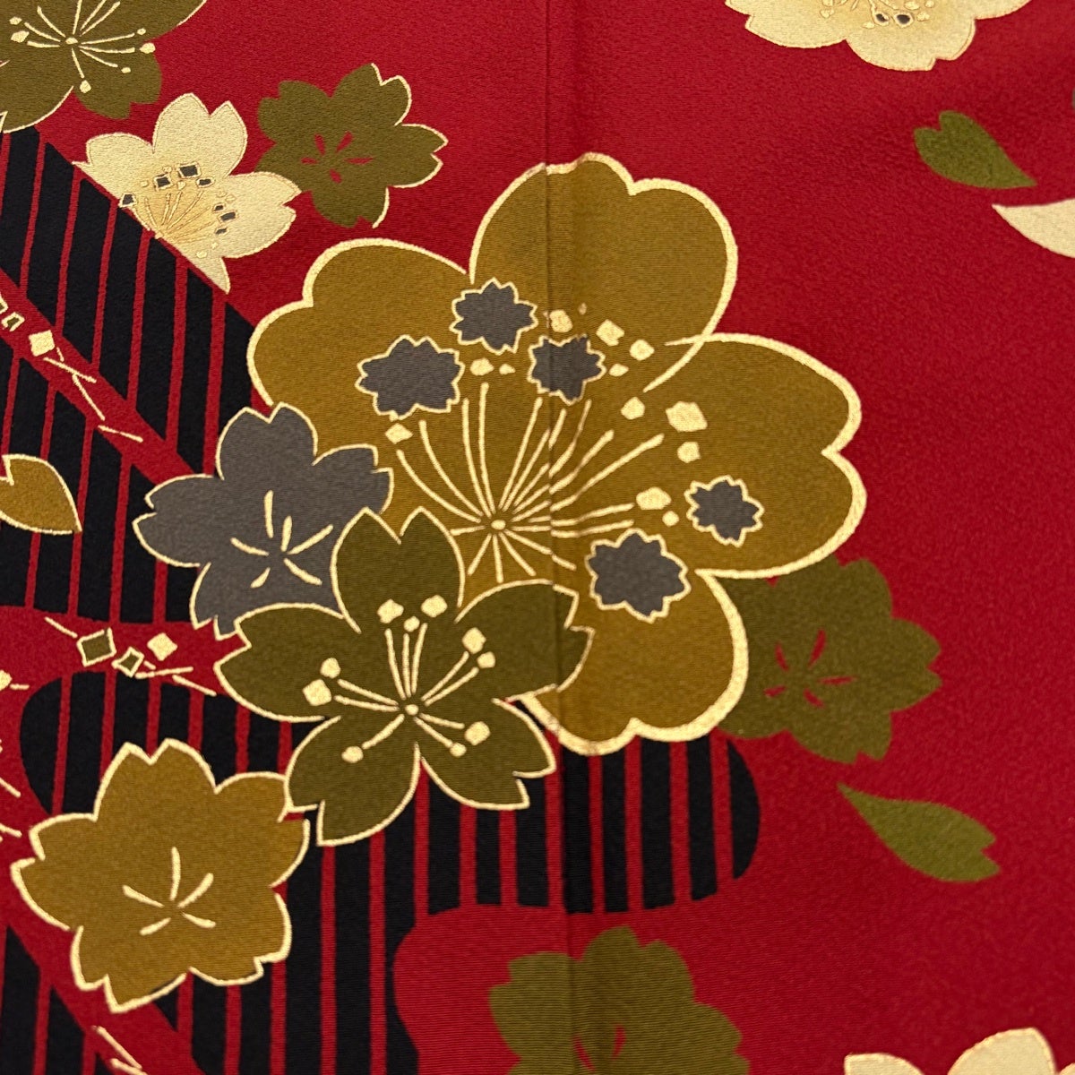 振袖 身丈158.5cm 裄丈67cm M 袷 桜 流水 金彩 赤 正絹 秀品｜中古