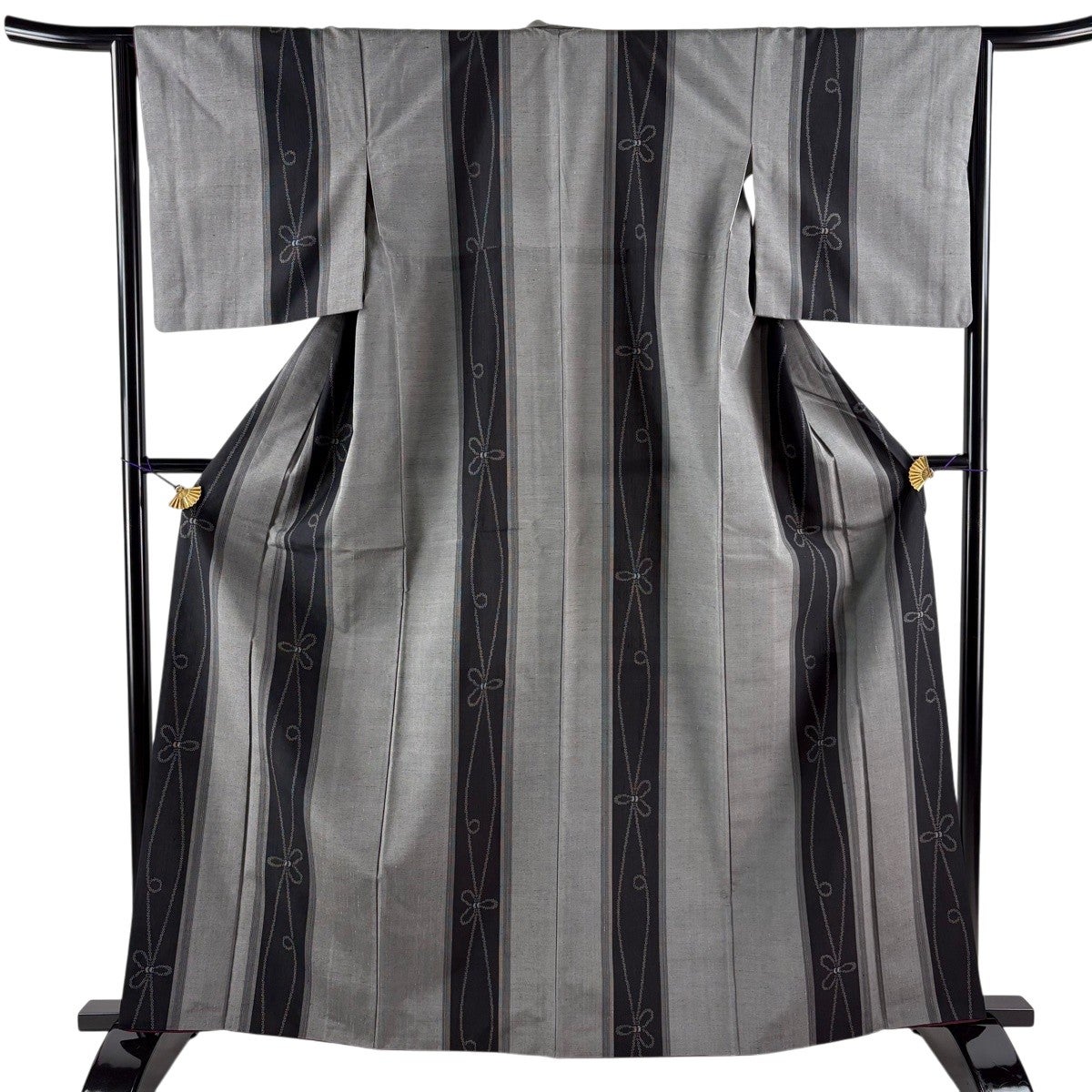 紬 身丈163.5cm 裄丈64cm M 袷 縞 組紐 灰色 正絹 秀品｜中古・古着