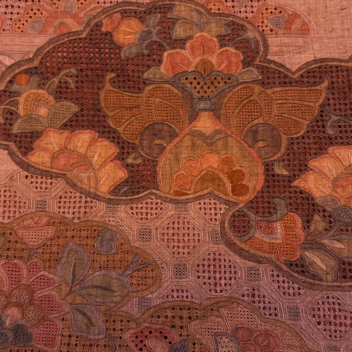 美品】 袋帯 秀品 雲文 草花 汕頭刺繍 赤茶 お太鼓柄 正絹｜中古・古着