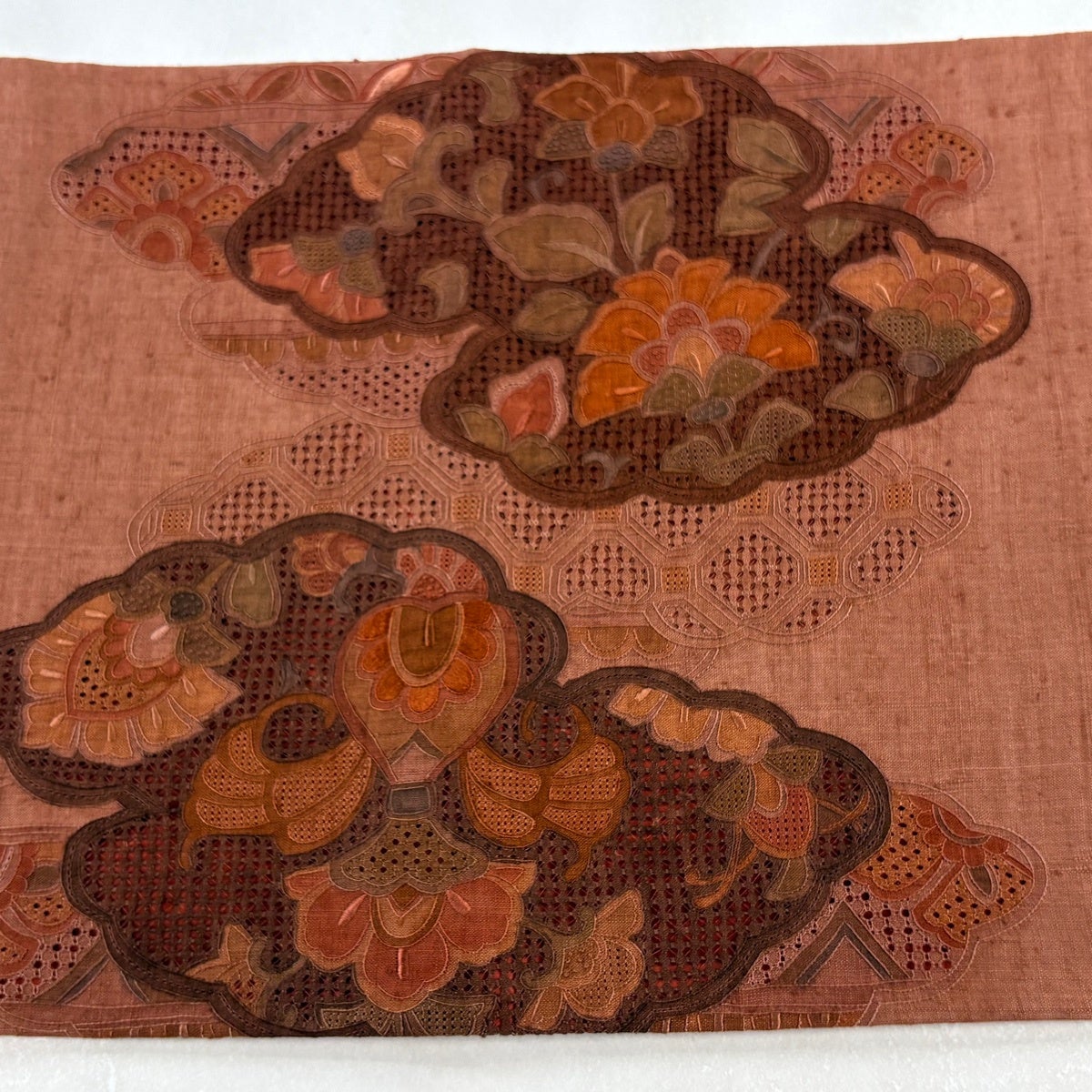 美品】 袋帯 秀品 雲文 草花 汕頭刺繍 赤茶 お太鼓柄 正絹｜中古・古着