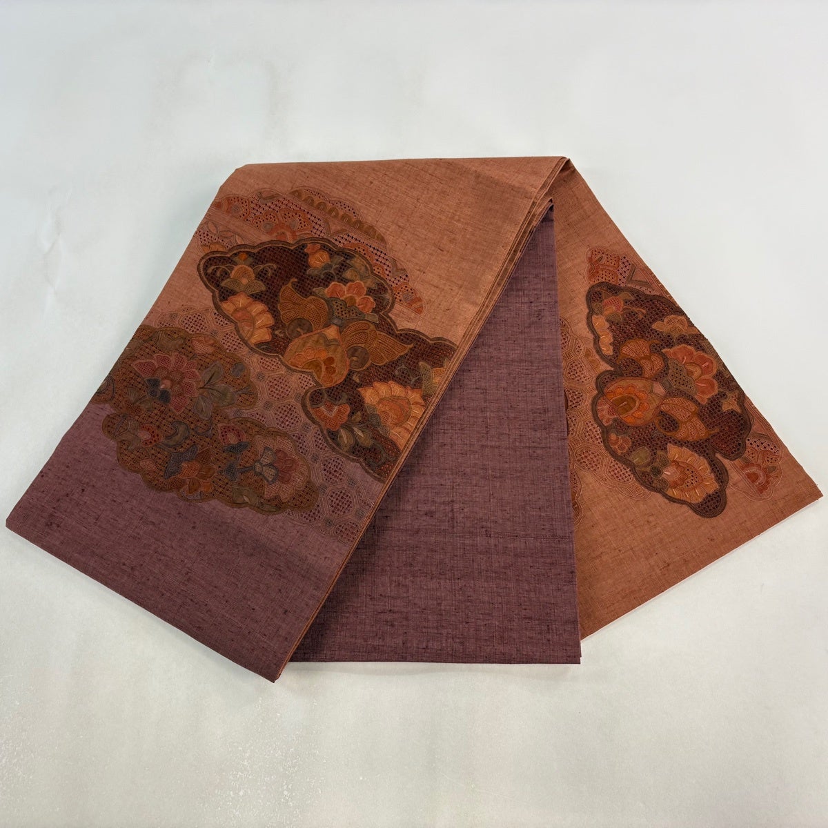 美品】 袋帯 秀品 雲文 草花 汕頭刺繍 赤茶 お太鼓柄 正絹｜中古・古着
