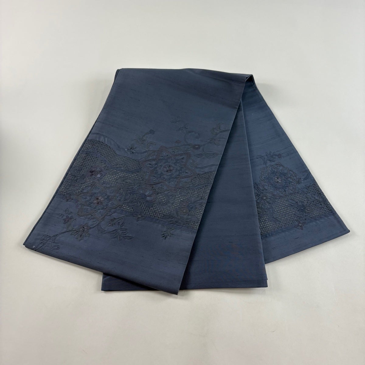 袋帯 秀品 華文 花唐草 蘇州刺繍 青灰色 お太鼓柄 正絹｜中古・古着