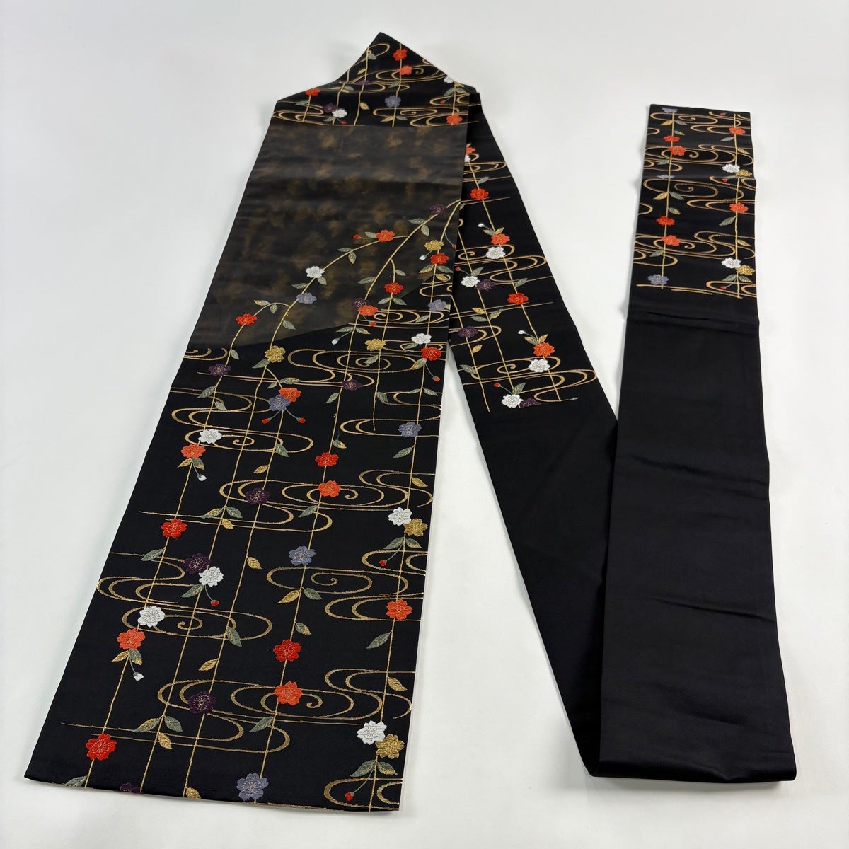 期間限定品！【ゑり善】枝垂れ桜　黒地　金彩　手刺繍　塩瀬　名古屋帯　正絹 名古屋帯 優品 枝垂れ桜 観世水 金糸 箔 黒 正絹｜中古・古着