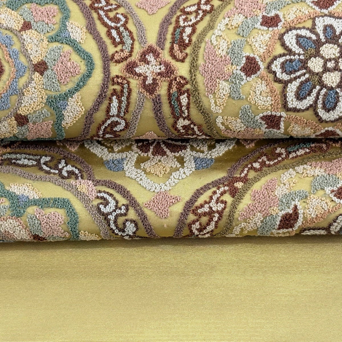 美品】 袋帯 逸品 華文 花 相良刺繍 箔 金色 お太鼓柄 正絹｜中古