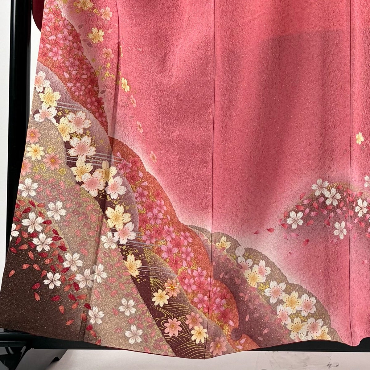 美品】 振袖 身丈158cm 裄丈65.5cm M 袷 桜 花びら 金通し 金彩 ピンク