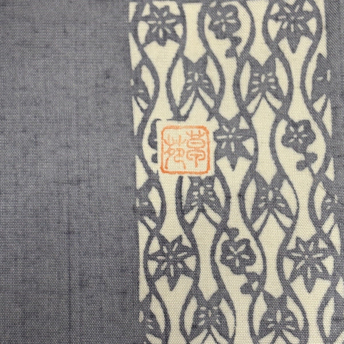美品】 小紋 身丈156cm 裄丈62cm S 単衣 紬地 落款あり 蝶 文字紋 灰色