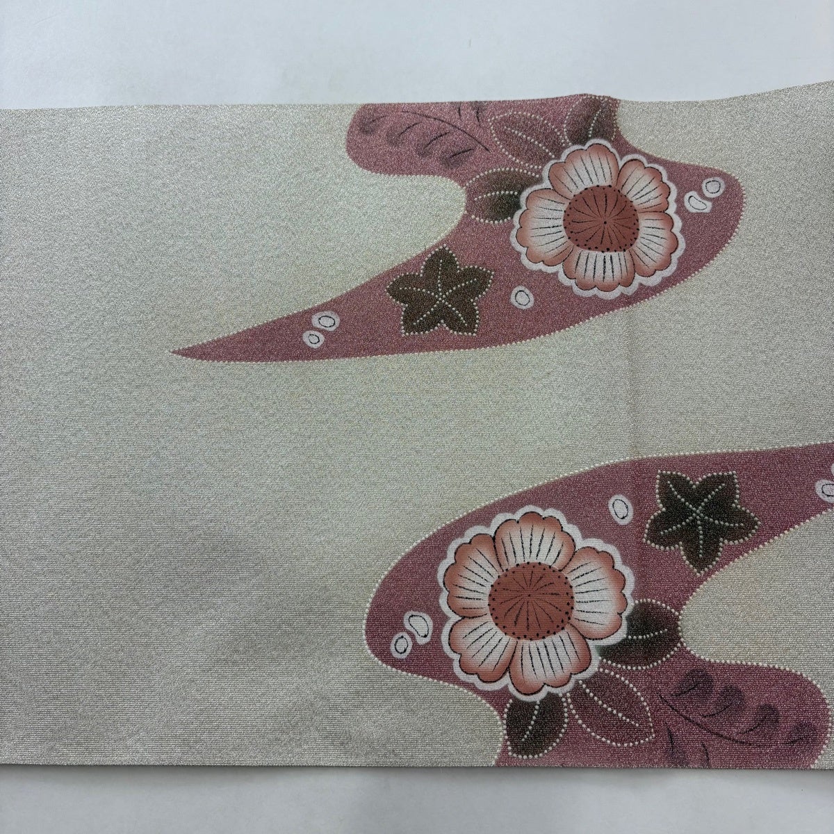 袋帯 秀品 草花 霞 銀糸 刺繍 クリーム お太鼓柄 正絹｜中古・古着