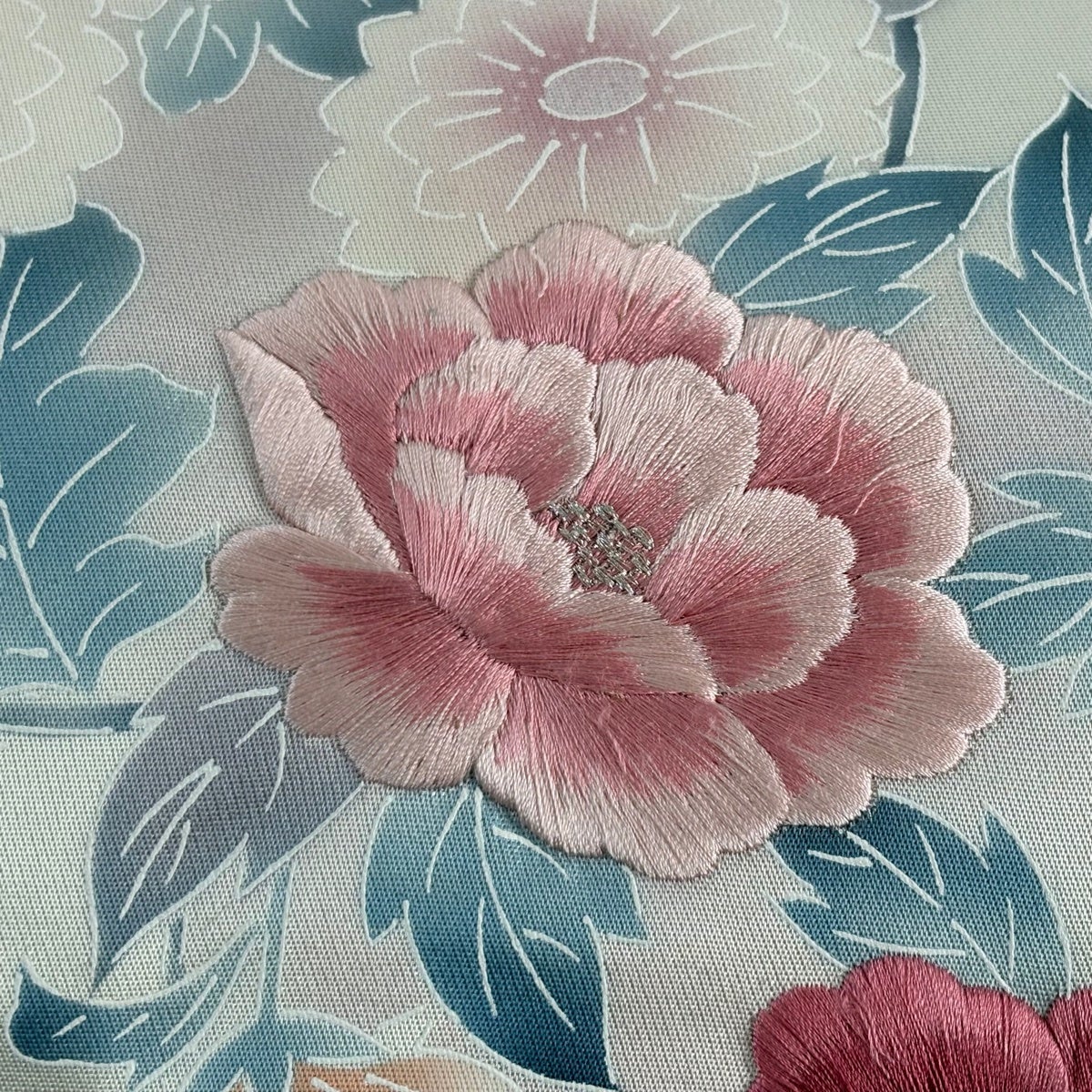 美品】 名古屋帯 優品 関西仕立て 牡丹 菊 銀糸 刺繍 銀色 正絹｜中古