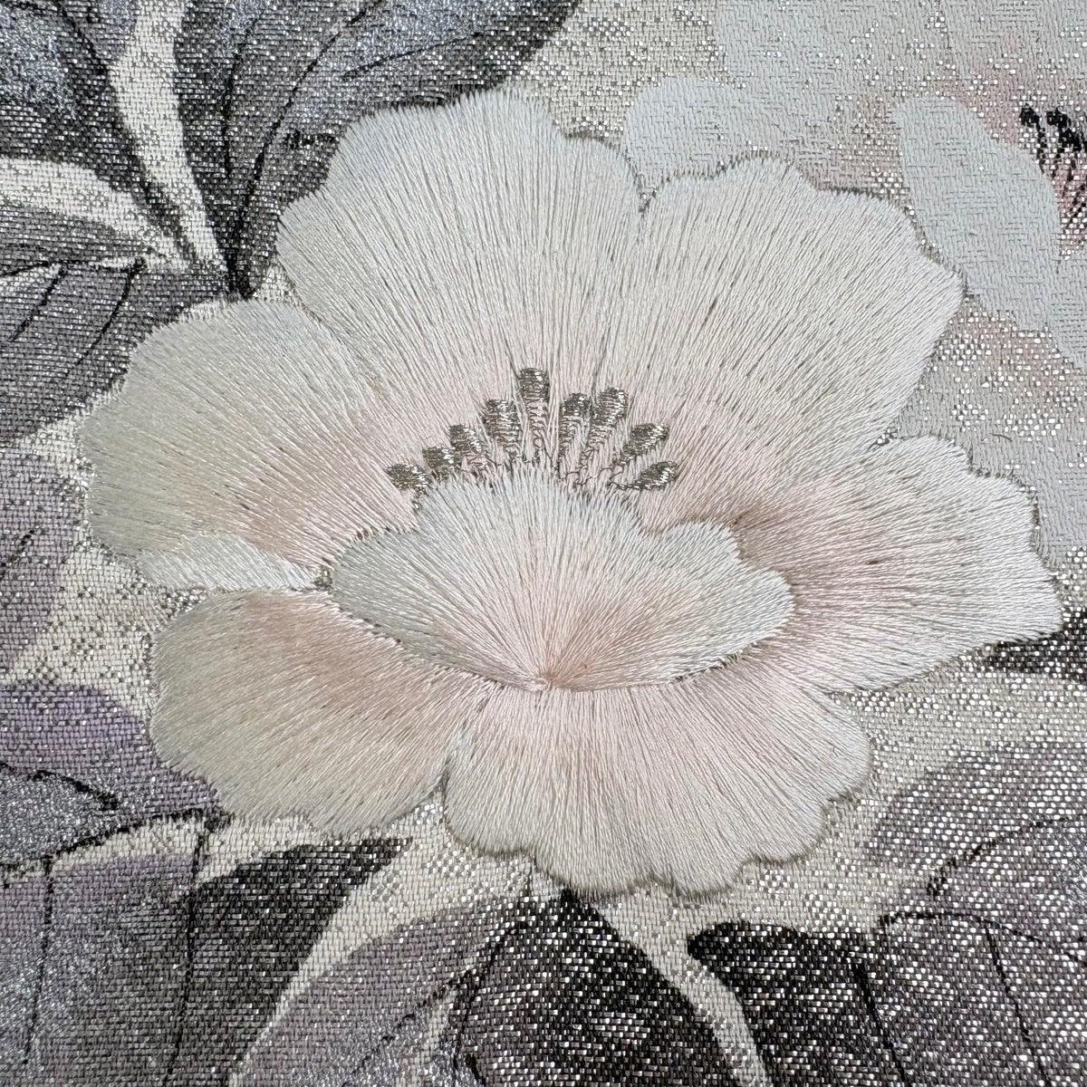絹 名古屋帯 六通　シルバー箔　正装用にも　夏帯 草花柄ベージュ 銀糸刺繍 美品】 名古屋帯 優品 草花 銀糸 箔 灰白 正絹｜中古・古着