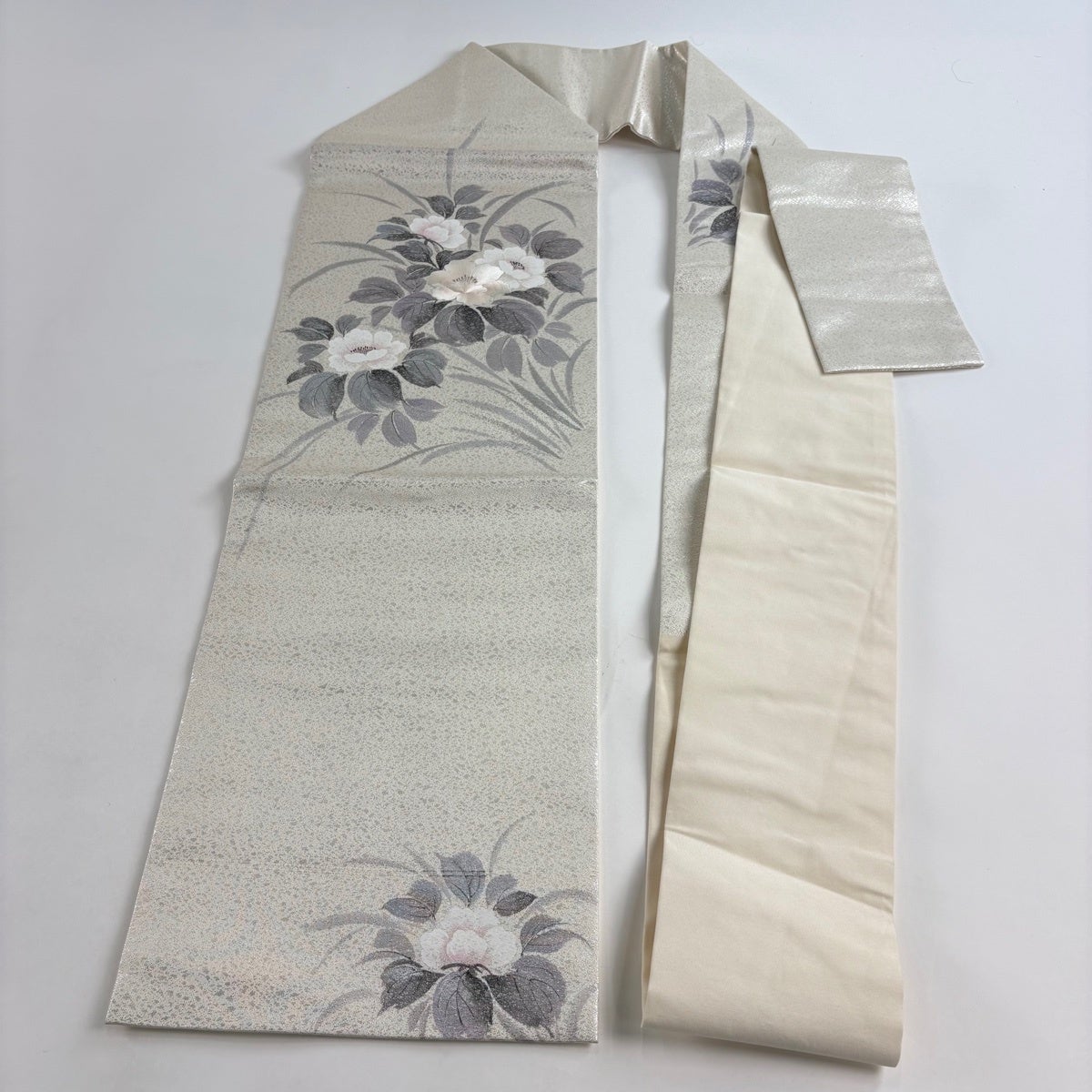 絹 名古屋帯 六通　シルバー箔　正装用にも　夏帯 草花柄ベージュ 銀糸刺繍 美品】 名古屋帯 優品 草花 銀糸 箔 灰白 正絹｜中古・古着
