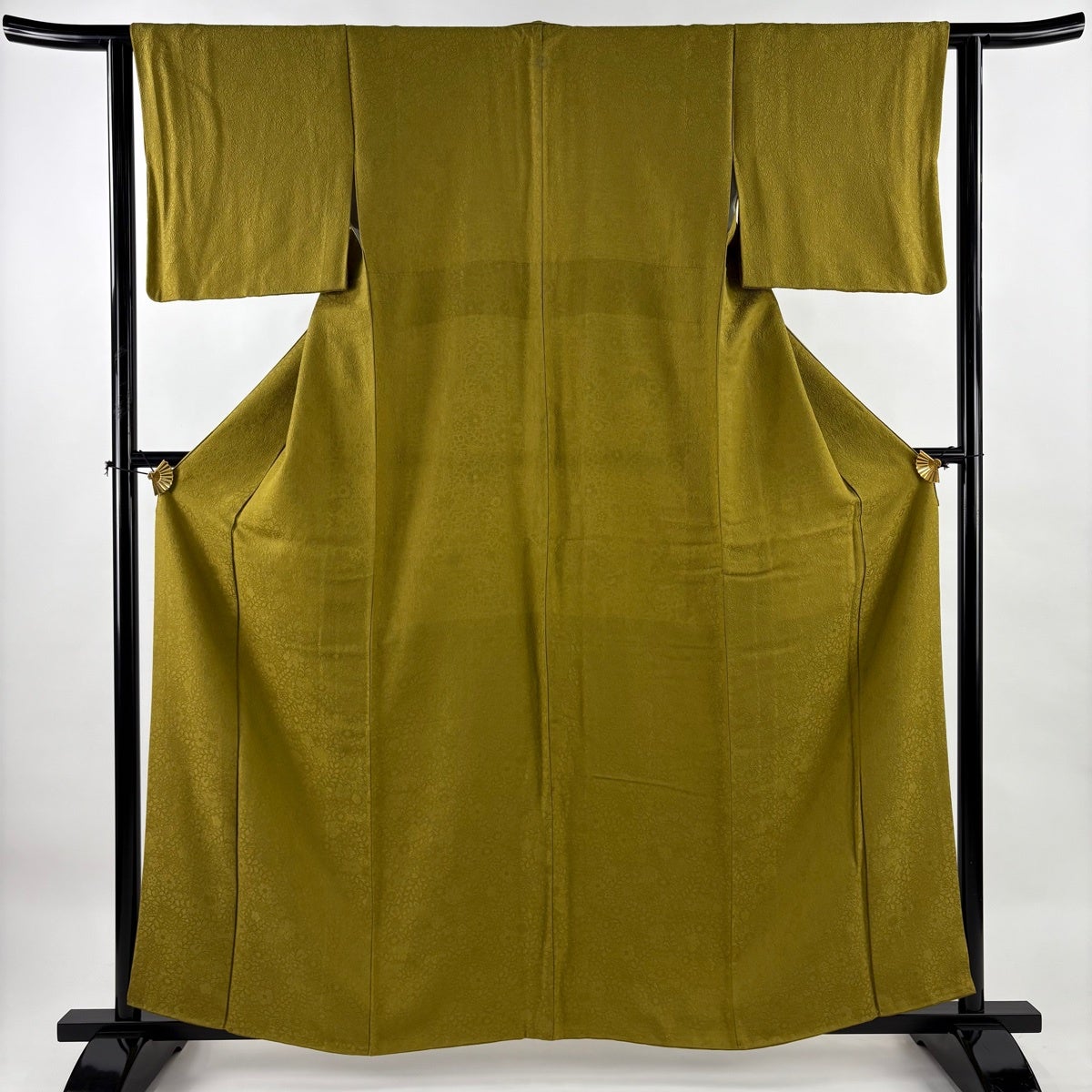 色無地 身丈153cm 裄丈62cm 正絹 秀品 【中古】 色無地 身丈153cm 裄丈62cm S 袷 地紋 水色 正絹 秀品 一つ紋｜中古
