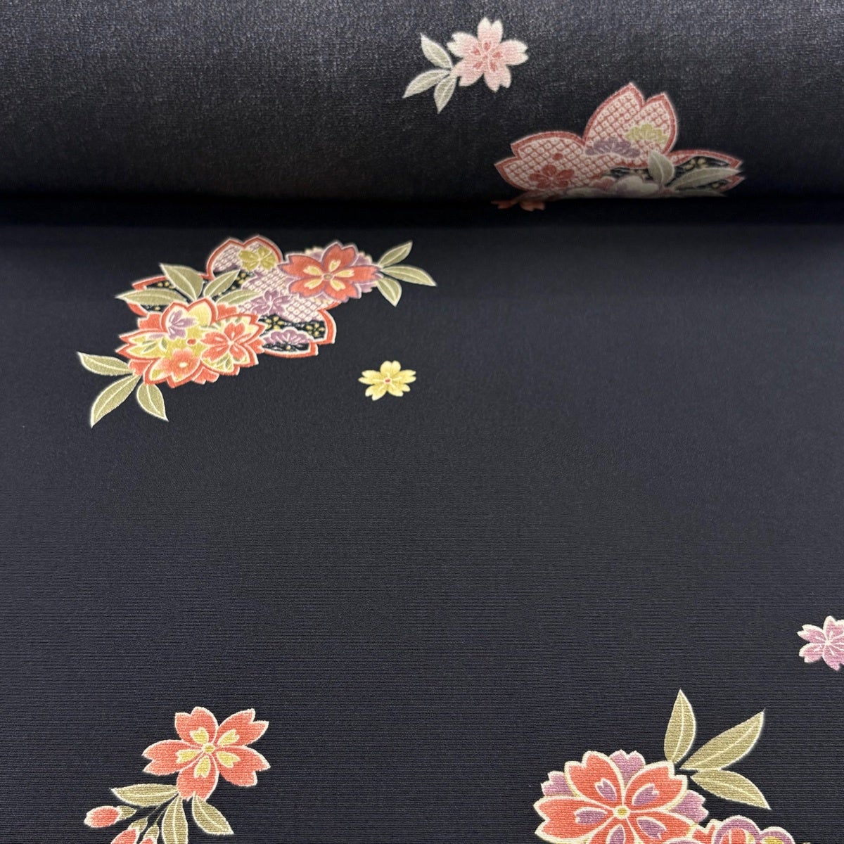 反物 秀品 小紋 桜 金彩 墨色 正絹｜中古・古着・リサイクル着物通販