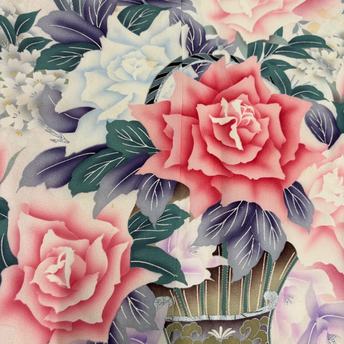 振袖 銀彩 薔薇 身丈159cm HKT014 振袖 身丈159cm 裄丈65cm M 袷 薔薇 花籠 銀彩 ぼかし 赤 正絹 秀品