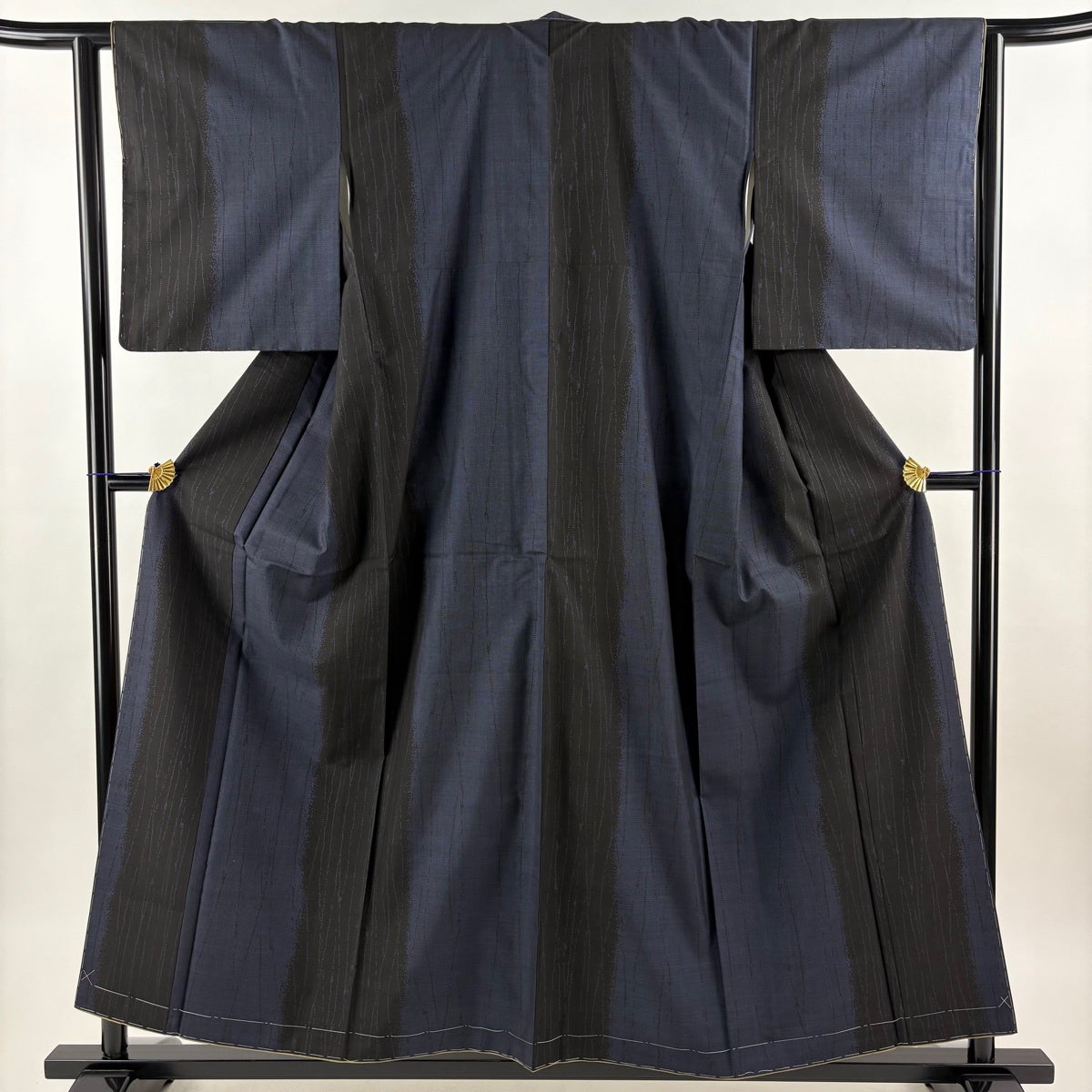 紬 身丈158cm 裄丈64.5cm M 袷 葉柄 幾何学 濃紺 正絹 秀品｜中古