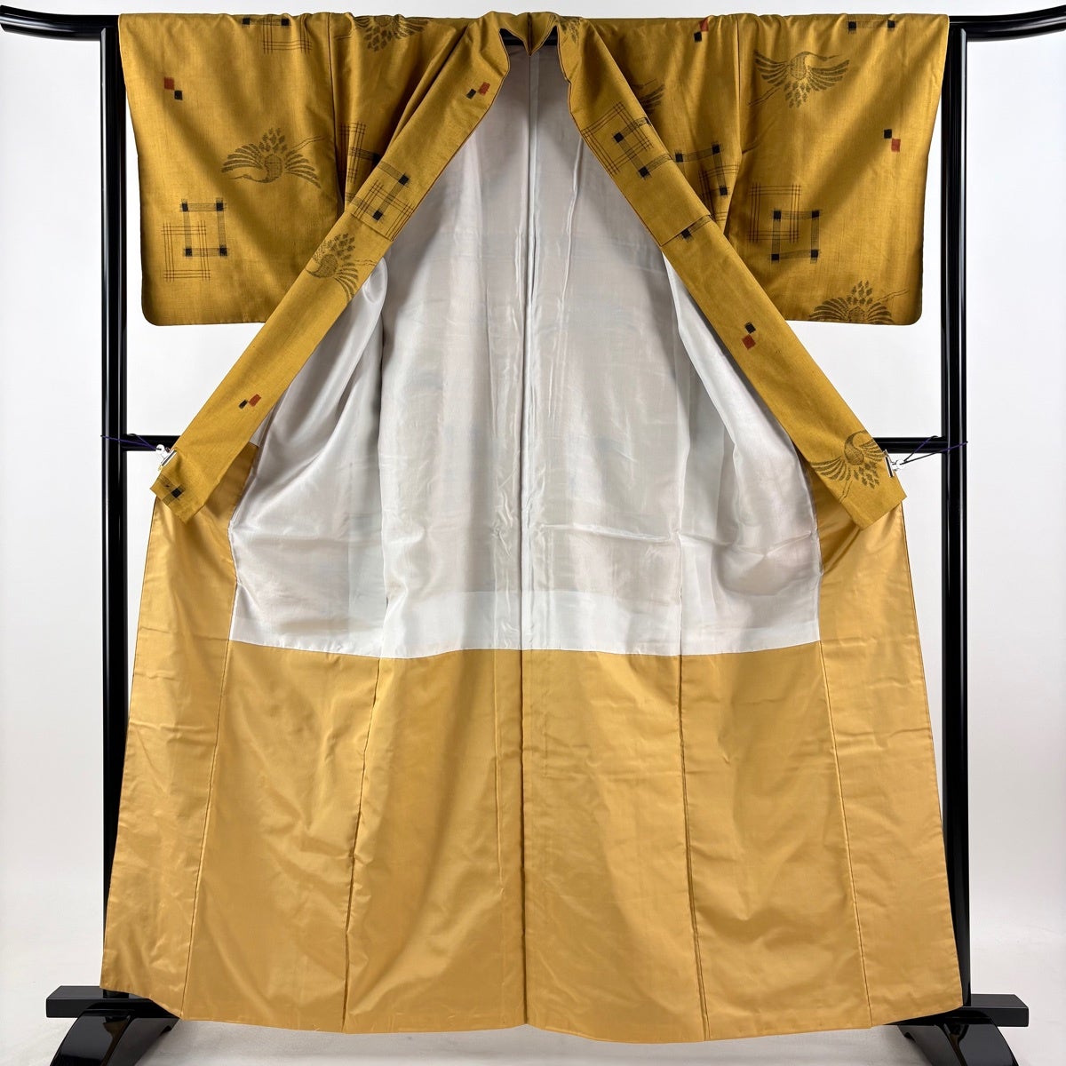 紬のお着物　正絹　着丈162 裄丈66 黄色系 美品】 紬 身丈160cm 裄丈63.5cm S 袷 鶴 幾何学模様 山吹茶色 正絹
