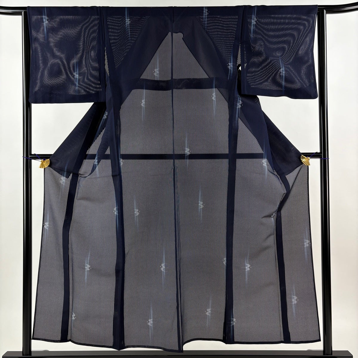 【美品】 小紋 身丈156cm 裄丈63cm 正絹 秀品 【中古】 美品】 小紋 身丈156cm 裄丈62cm S 袷 枝花 灰紫 正絹 優品｜中古