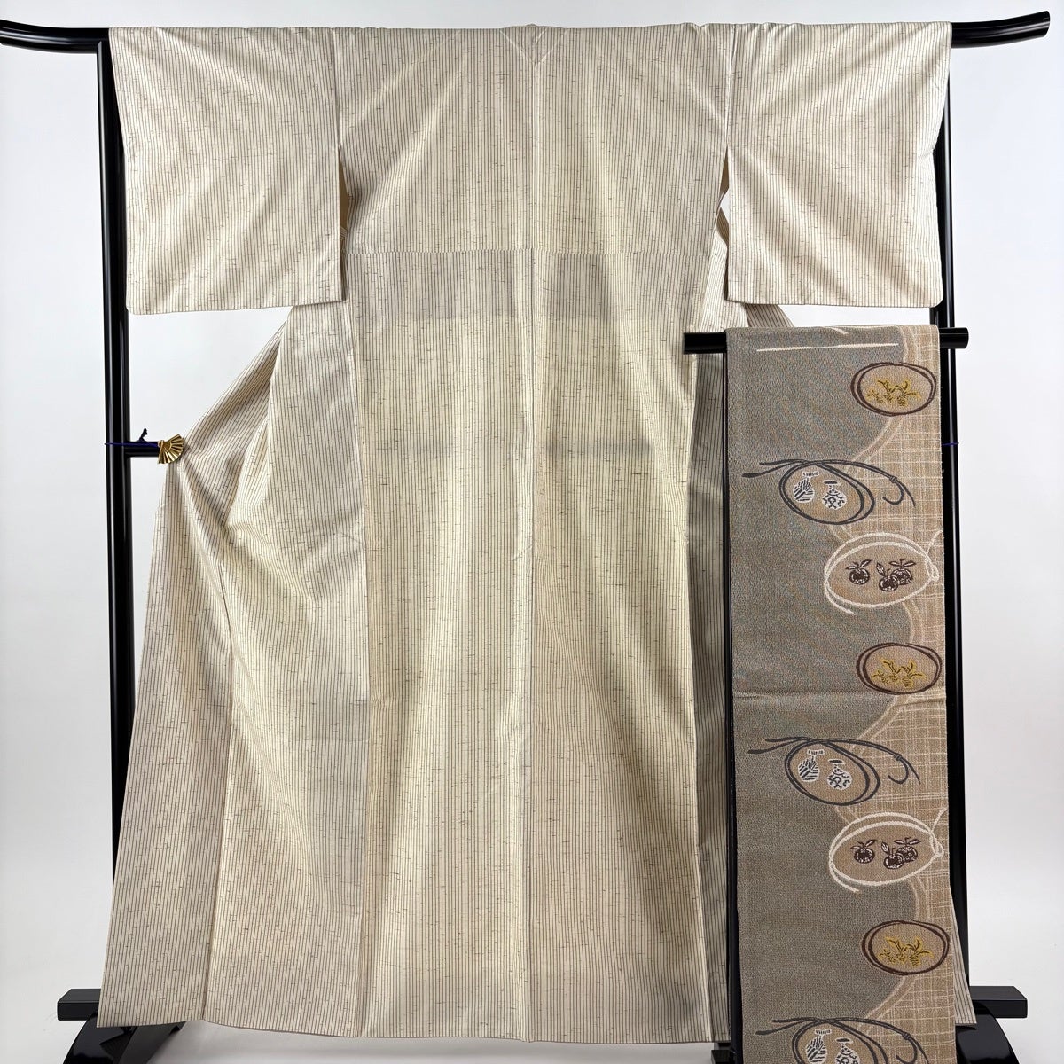 【美品】 紬 身丈161.5cm 裄丈65.5cm 正絹 名品 【中古】 美品】 紬 身丈161.5cm 裄丈65.5cm M 袷 袋帯セット 縦縞 ベージュ