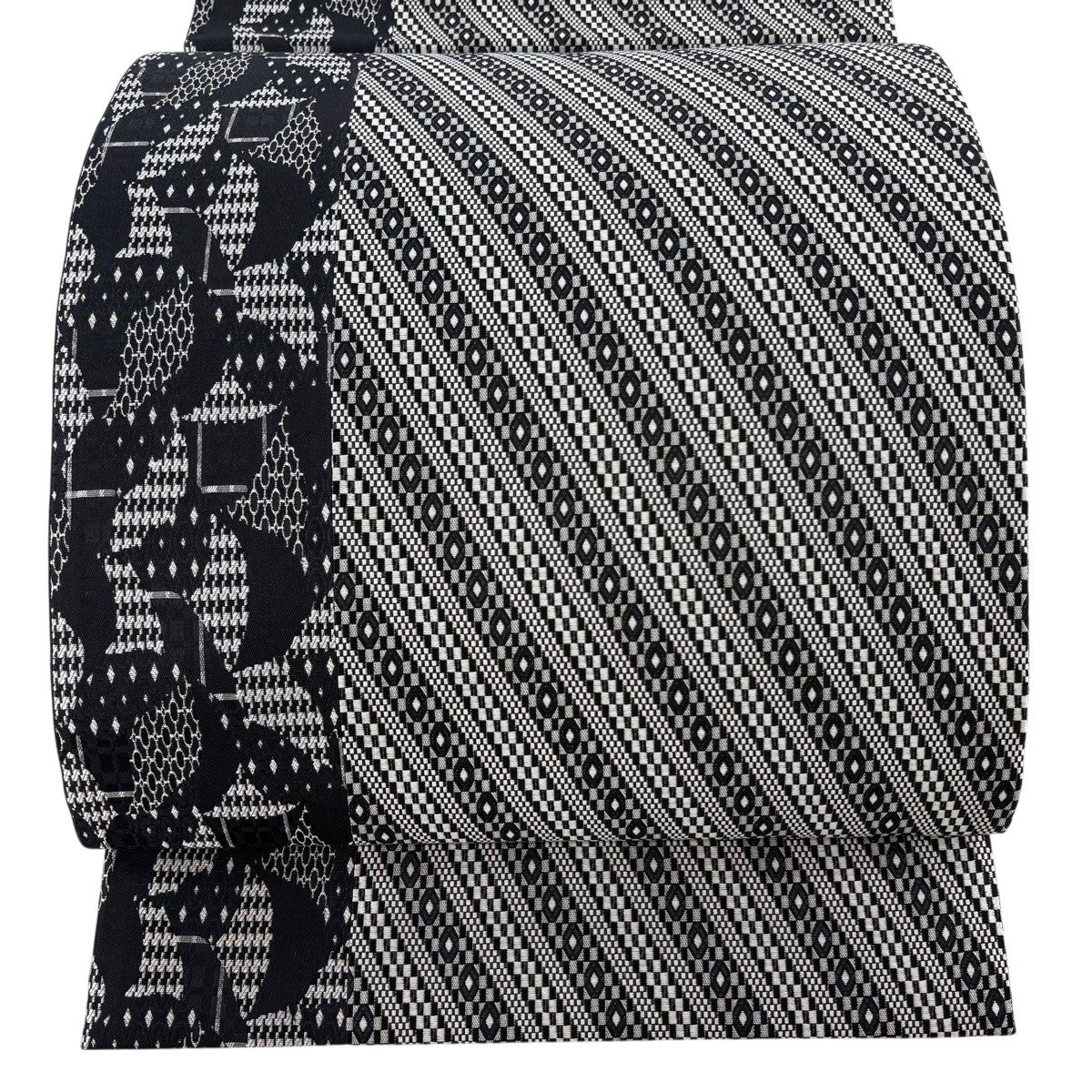 美品】 袋帯 名品 幾何学模様 箔 黒 全通 正絹｜中古・古着