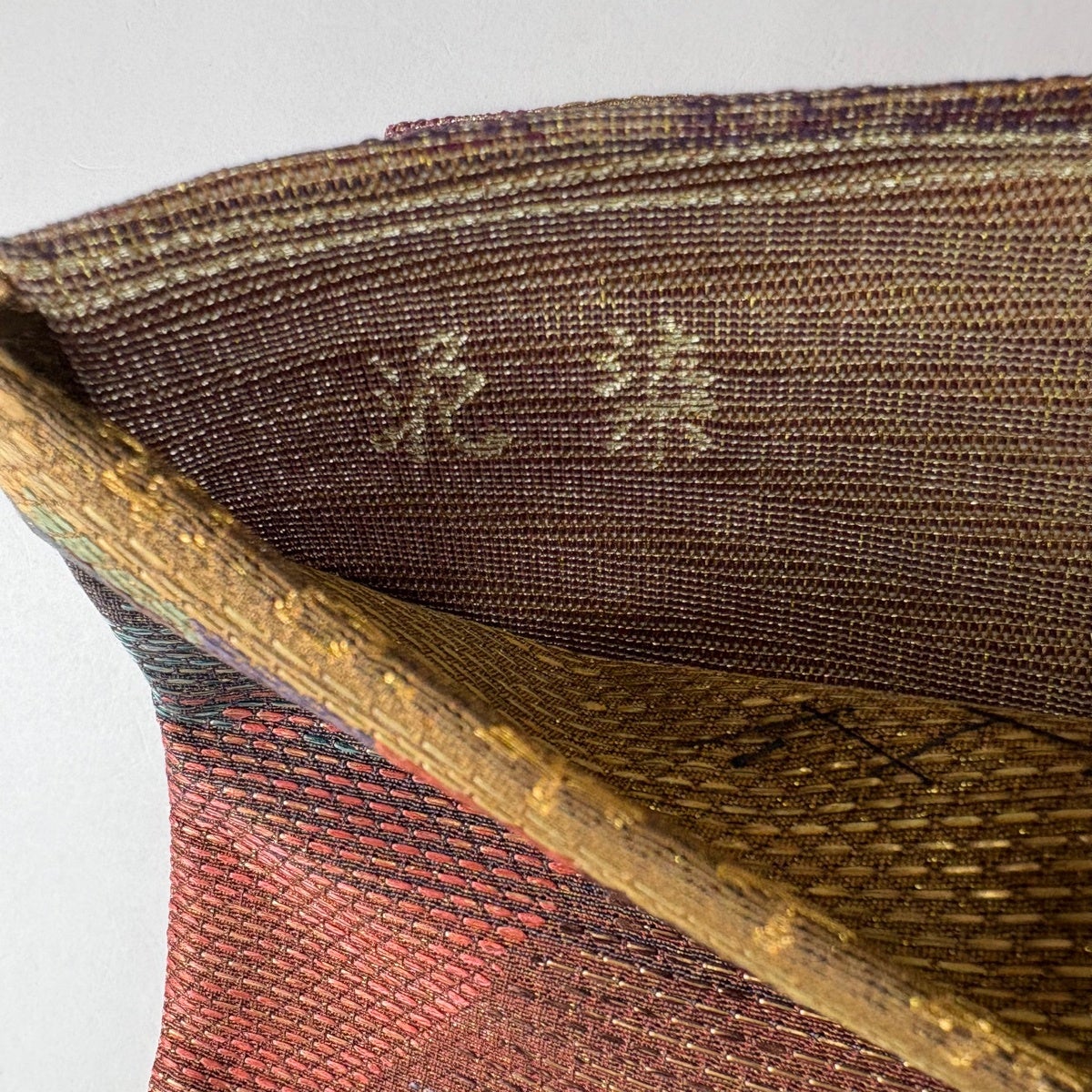 在庫一掃】 【美品】 袋帯 秀品 草木本泥染 山並み 金糸 赤紫 六通